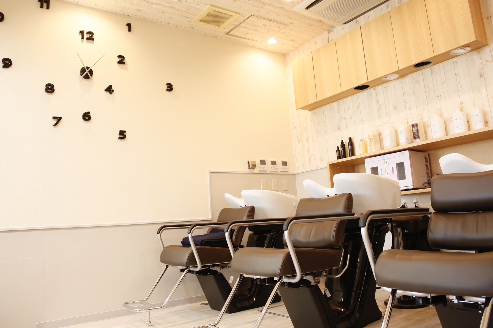 【三軒茶屋】≪完全週休2日制≫≪最短2年以内でデビュー可能≫海外サロンで勤務経験のあるスタッフ在籍！研修体制が整っており、最短1年でのデビュー実績があります！アットホームでスタッフ同士仲良く、充実した美容師生活が送れる「nina 三軒茶屋（ニーナサンゲンヂャヤ）」からアシスタント（美容師）の求人★☆