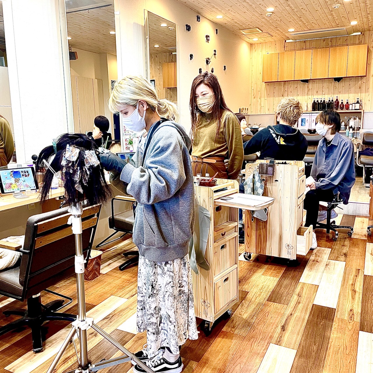 【三軒茶屋】≪完全週休2日制≫≪最短2年以内でデビュー可能≫海外サロンで勤務経験のあるスタッフ在籍！研修体制が整っており、最短1年でのデビュー実績があります！アットホームでスタッフ同士仲良く、充実した美容師生活が送れる「nina 三軒茶屋（ニーナサンゲンヂャヤ）」からアシスタント（美容師）の求人★☆