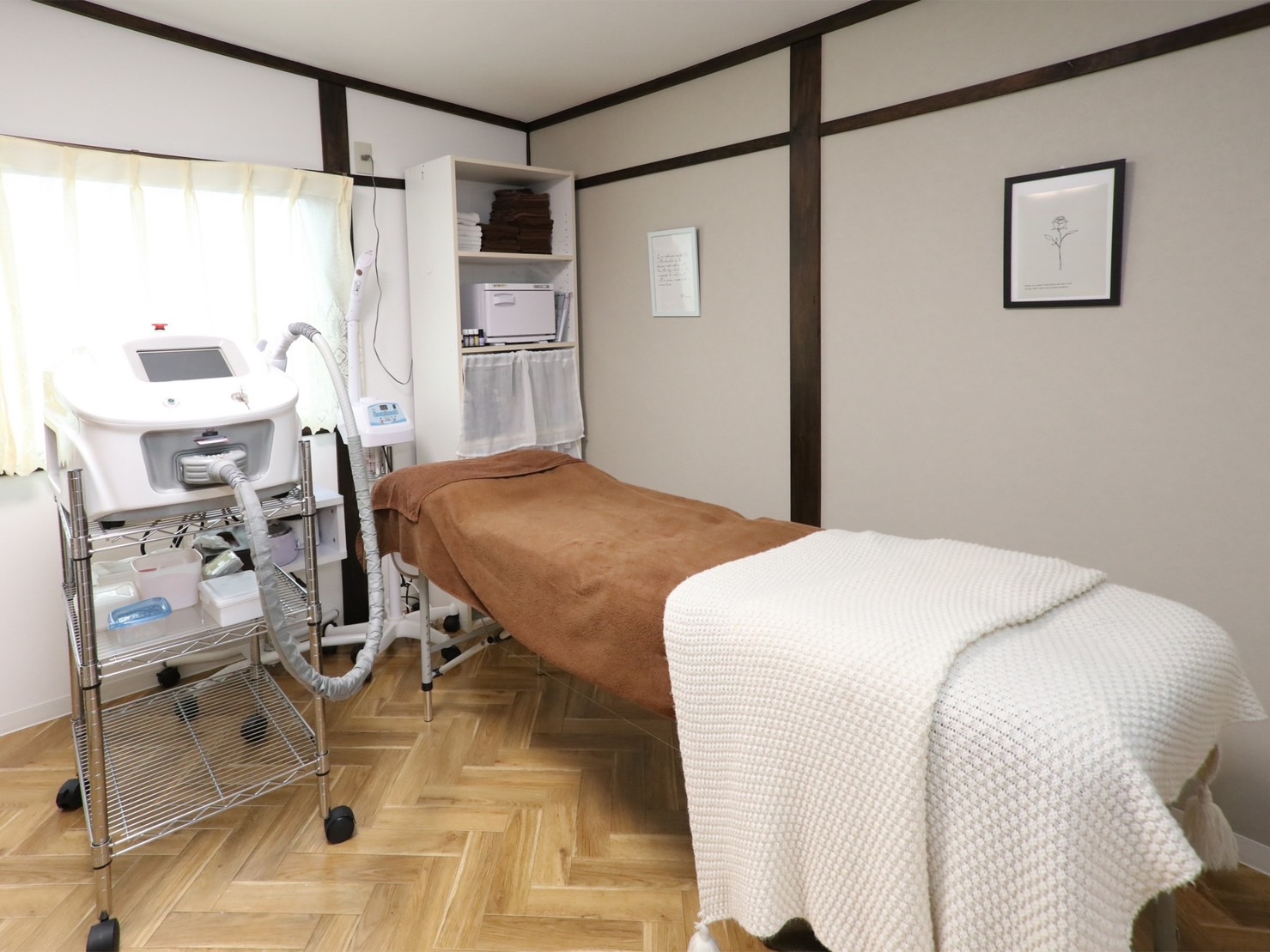 【春木】≪社会保険完備≫≪日曜日休みOK≫≪未経験歓迎≫駅前の可愛いトータルビューティサロン「La Foxy（ラフォクシー）」平均19時退社でプライベートも充実！お店の売上＆個人の指名売上に対する手当もしっかりお給料に反映されます！パート・アルバイトも相談OK！アイリスト（アイデザイナー・まつげエクステ）の求人☆☆