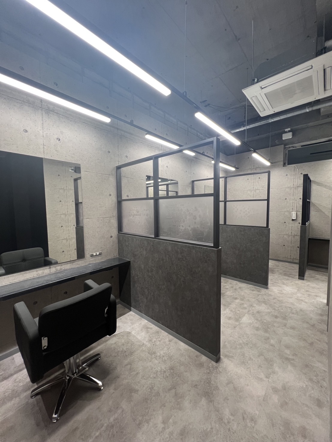 【国領】≪マンツーマン接客≫≪カットカラー2時間枠≫≪薬剤費＆光熱費無料≫≪平日のみ勤務OK≫ガツガツ働きたい人、ゆっくり自分のペースで働きたい人どちらも大歓迎！広々としたスペースでリラックスできる半個室の中、確かな技術を提供したい方必見です！「hair salon Ciel links Lien（ヘアサロンシエルリンクスリアン）」からスタイリスト（美容師）の求人☆★