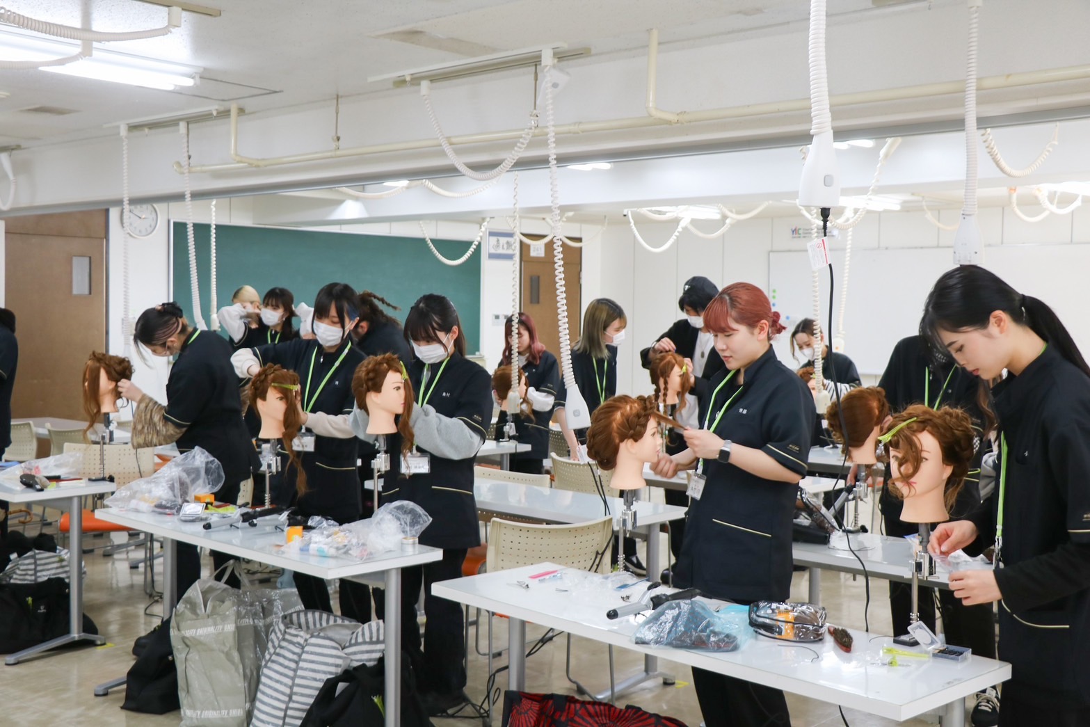 【京都駅】≪教員未経験でも大歓迎≫≪基本土日祝休み≫≪18時までに退勤OK≫≪実働7時間30分≫美容学生さんが充実したスクールライフを送れるようにサポートするお仕事！あなたの美容師経験を活かして美容学校の美容教員をやってみませんか？「YIC京都ビューティ専門学校（ワイアイシーキョウトビューティセンモンガッコウ）」から教員の求人★☆