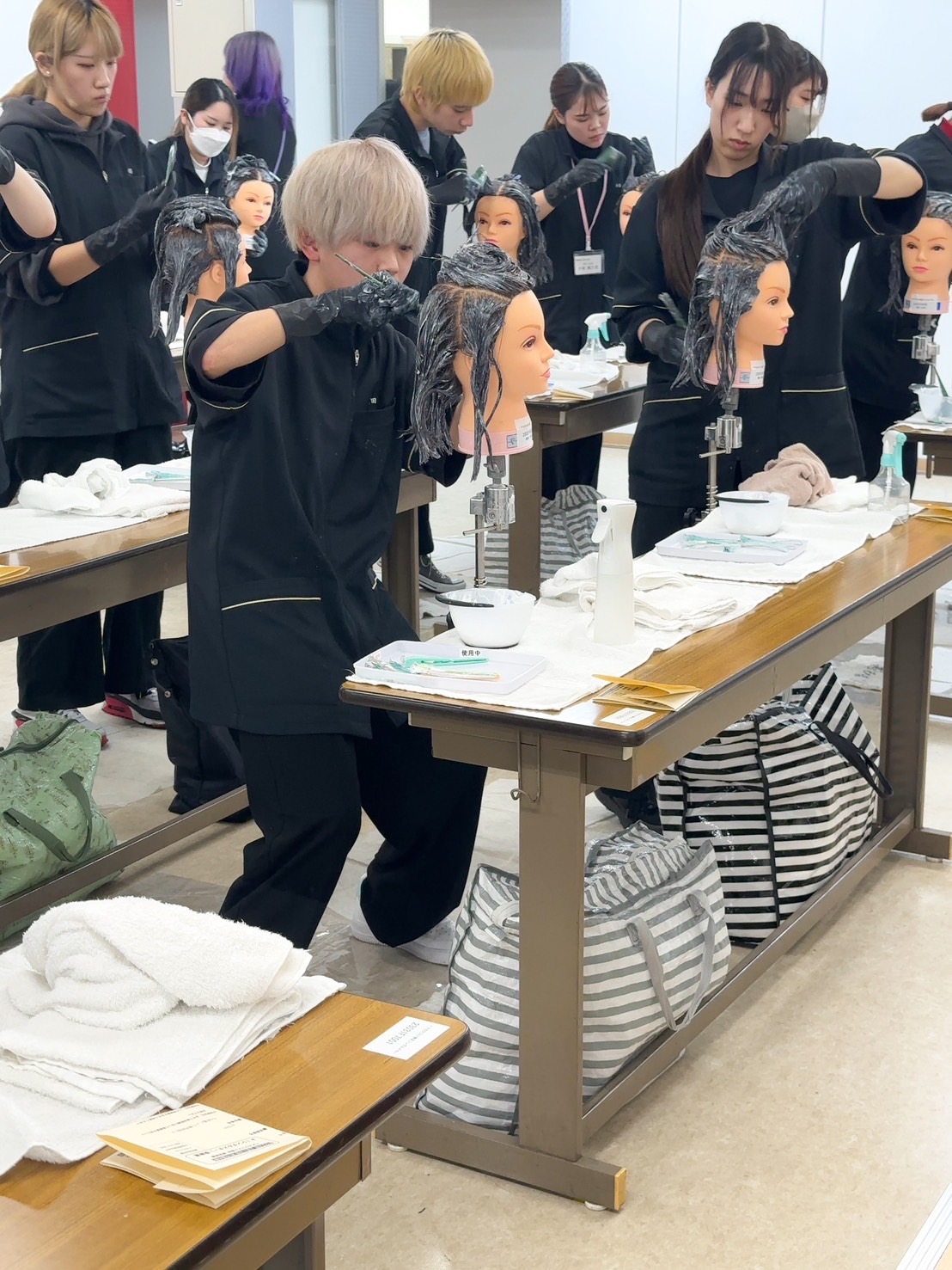 【京都駅】≪教員未経験でも大歓迎≫≪基本土日祝休み≫≪18時までに退勤OK≫≪実働7時間30分≫美容学生さんが充実したスクールライフを送れるようにサポートするお仕事！あなたの美容師経験を活かして美容学校の美容教員をやってみませんか？「YIC京都ビューティ専門学校（ワイアイシーキョウトビューティセンモンガッコウ）」から教員の求人★☆