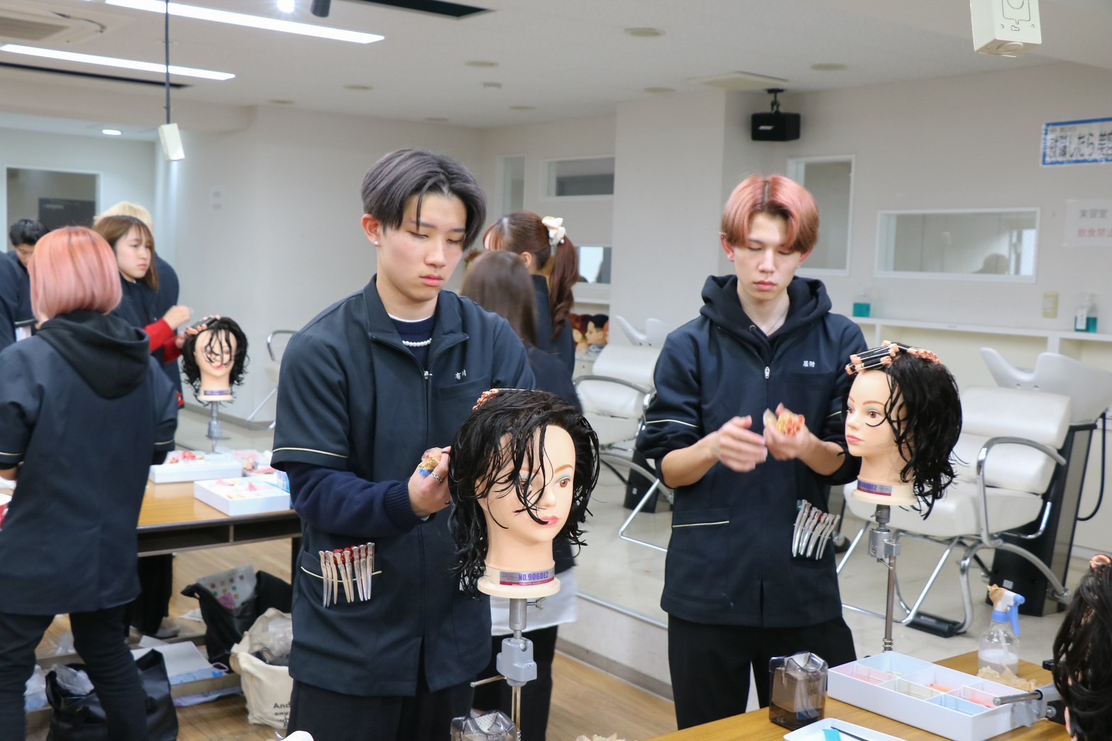 【京都駅】≪教員未経験でも大歓迎≫≪基本土日祝休み≫≪18時までに退勤OK≫≪実働7時間30分≫美容学生さんが充実したスクールライフを送れるようにサポートするお仕事！あなたの美容師経験を活かして美容学校の美容教員をやってみませんか？「YIC京都ビューティ専門学校（ワイアイシーキョウトビューティセンモンガッコウ）」から教員の求人★☆