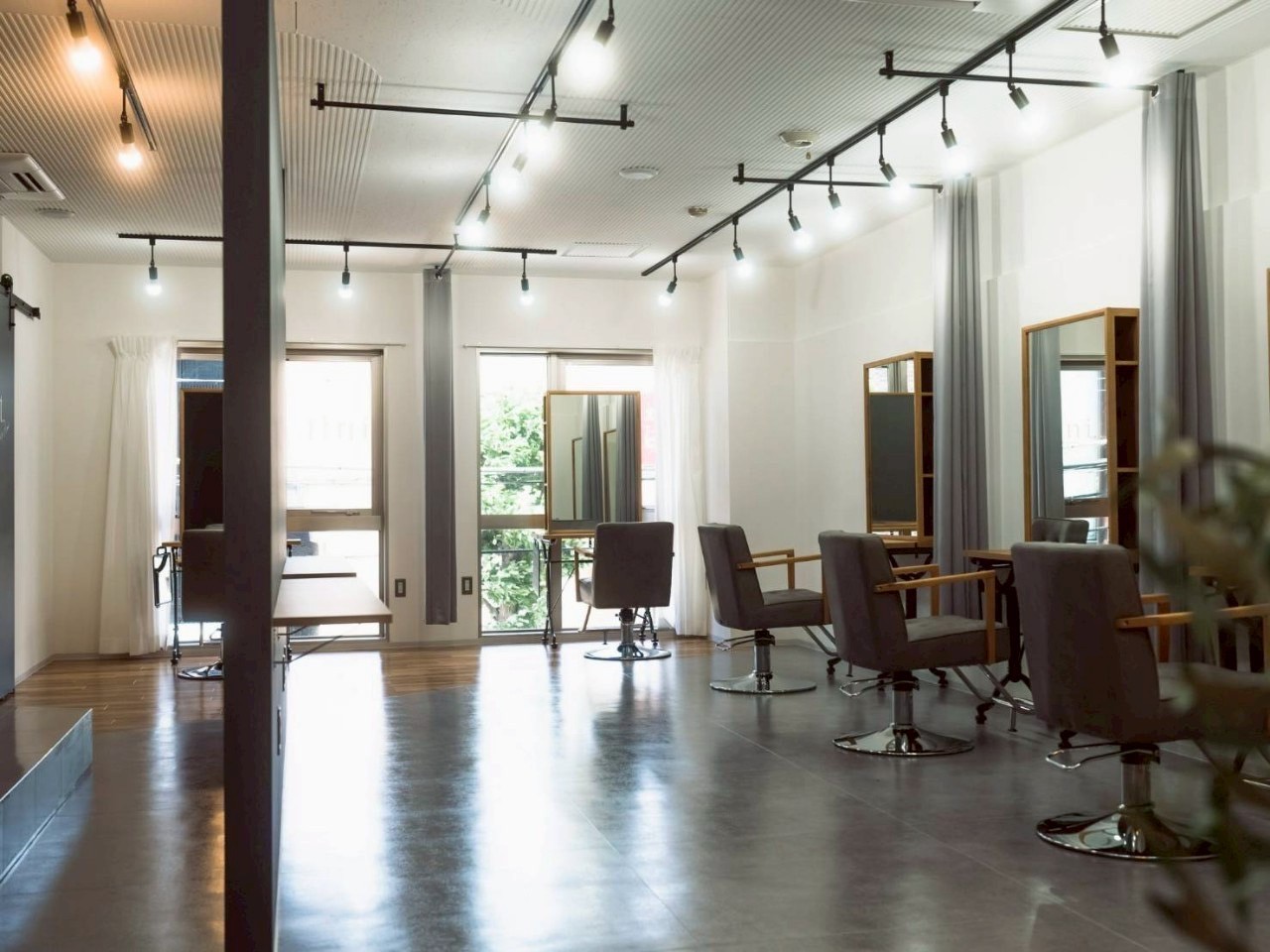 【新大宮】≪社会保険完備/完全週休2日制/土日休みOK/18時退勤≫高単価な髪質改善サロン。入社してすぐの方も活躍してもらえる集客があります。ブランクのある方やママさんも大歓迎!家庭を優先して働けるお店です。「init.奈良新大宮(イニットナラシンオオミヤ)」スタイリスト(美容師)の求人☆☆