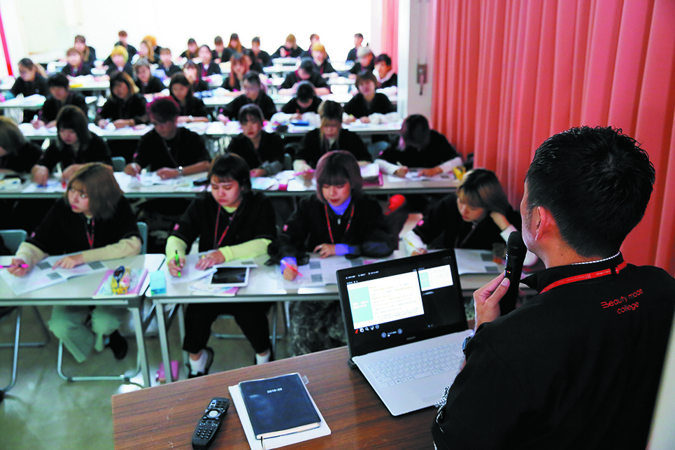 【旭橋駅】教員未経験でもOK！！今までの経験・知識を活かし学生たちの輝く未来のサポートをしてみませんか？！ 教育はもちろん美容業界の魅力・楽しさを伝えるお仕事です！正社員登用もあり充実した福利厚生で長くお仕事できる環境の「学校法人KBC学園 ビューティーモードカレッジ（ガッコウホウジンケイビイシイガクエンビューティーモードカレッジ）」から美容教員の求人☆★