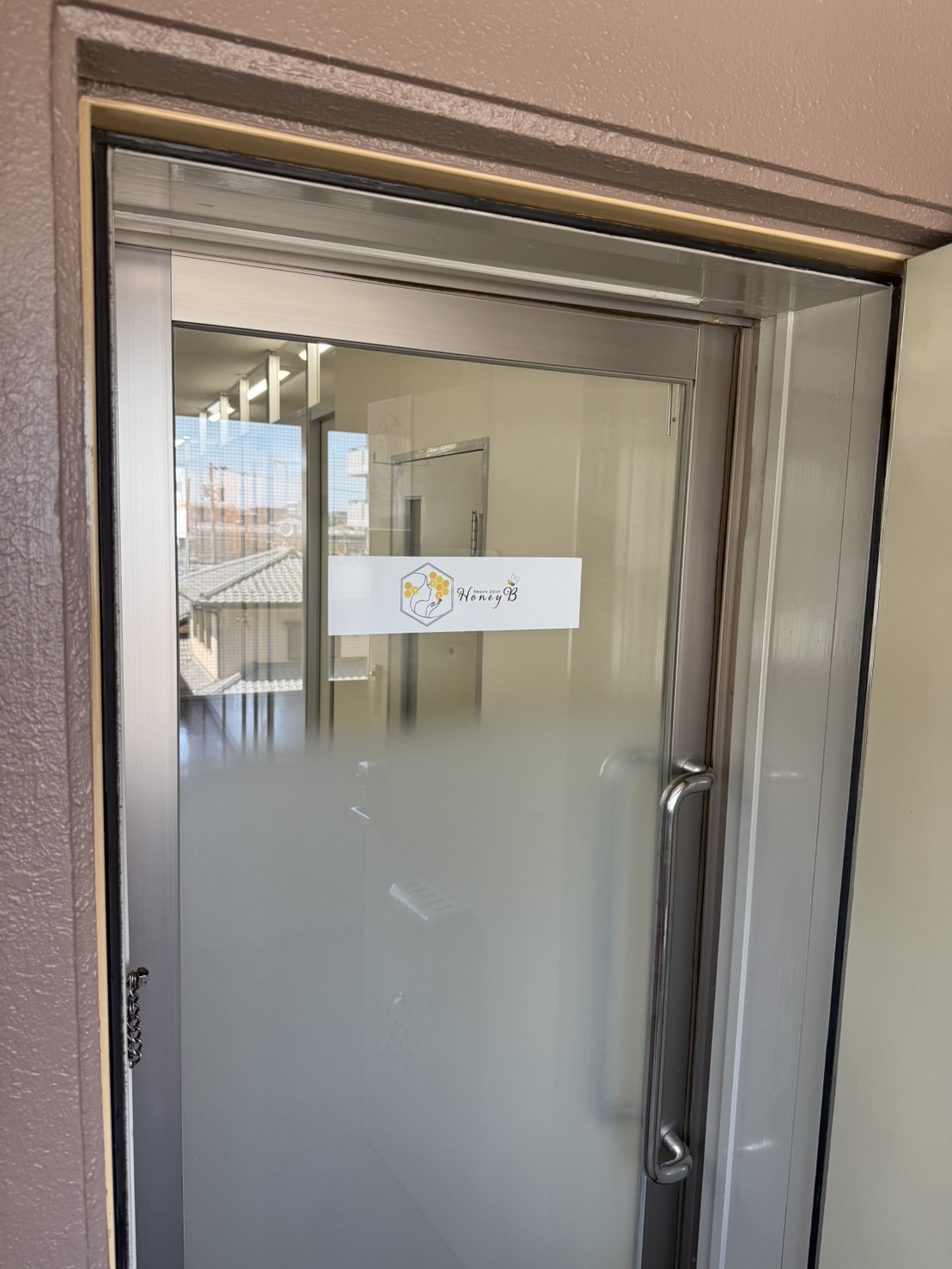 【幕張本郷駅】≪前職の給料保障あり！≫≪社会保険完備≫≪土日休み月1,2回OK≫≪髪色自由・ネイルOK≫≪営業時間19時まで≫≪掛け持ち施術なし≫≪年末年始・夏季・有給休暇あり≫LEDエクステが人気のトータルビューティーサロン！「Beauty Salon Honey B（ビューティーサロンハニービー）」からアイリスト（まつげエクステ・まつげパーマ・アイブロウ）の求人☆☆