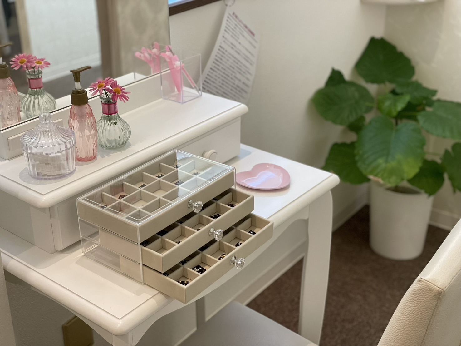 【高田本山駅】≪前職の給料保障あり！≫≪社会保険完備≫≪土日休み月1,2回OK≫≪髪色自由・ネイルOK≫≪営業時間20時まで≫≪掛け持ち施術なし≫≪年末年始・夏季・有給休暇あり≫LEDエクステが人気のトータルビューティーサロン！「小顔専門サロン Rian（コガオセンモンサロンリアン）」からアイリスト（まつげエクステ・まつげパーマ・アイブロウ）の求人☆☆