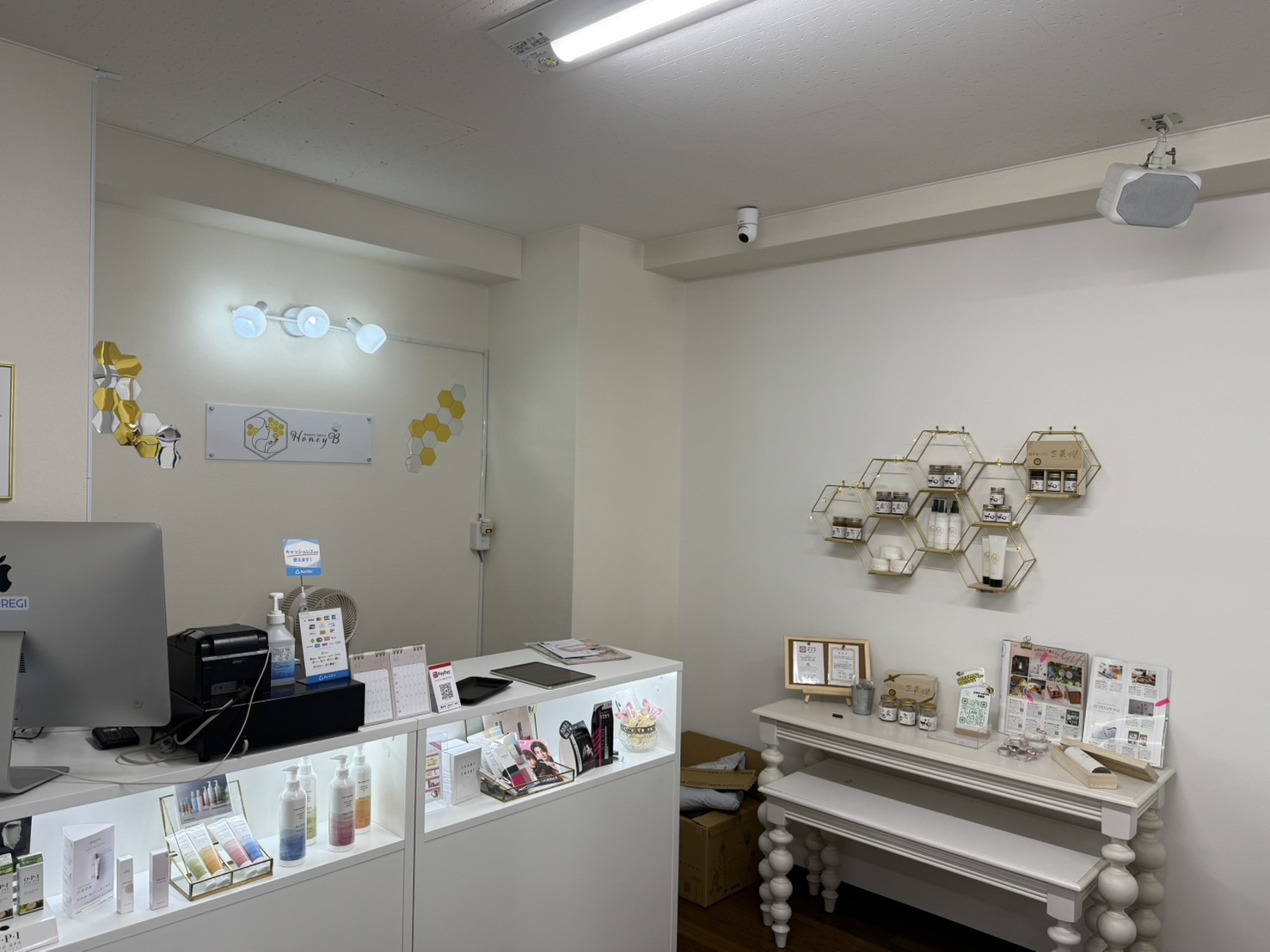 【幕張本郷駅】≪前職の給料保障あり！≫≪社会保険完備≫≪土日休み月1,2回OK≫≪髪色自由・ネイルOK≫≪営業時間19時まで≫≪掛け持ち施術なし≫≪年末年始・夏季・有給休暇あり≫LEDエクステが人気のトータルビューティーサロン！「Beauty Salon Honey B（ビューティーサロンハニービー）」からアイリスト（まつげエクステ・まつげパーマ・アイブロウ）の求人☆☆