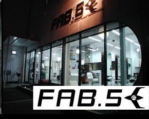 【和歌山】大阪の有名サロンでキャリアを積んだオーナーStylist在籍☆一人ひとりに合わせたレッスンカリキュラムで2年でスタイリストデビュー★センスよいインテリアが配置されたポップで居心地の良い空間“FAB.5（ファブファイブ）”からアシスタント（美容師）の求人☆★☆