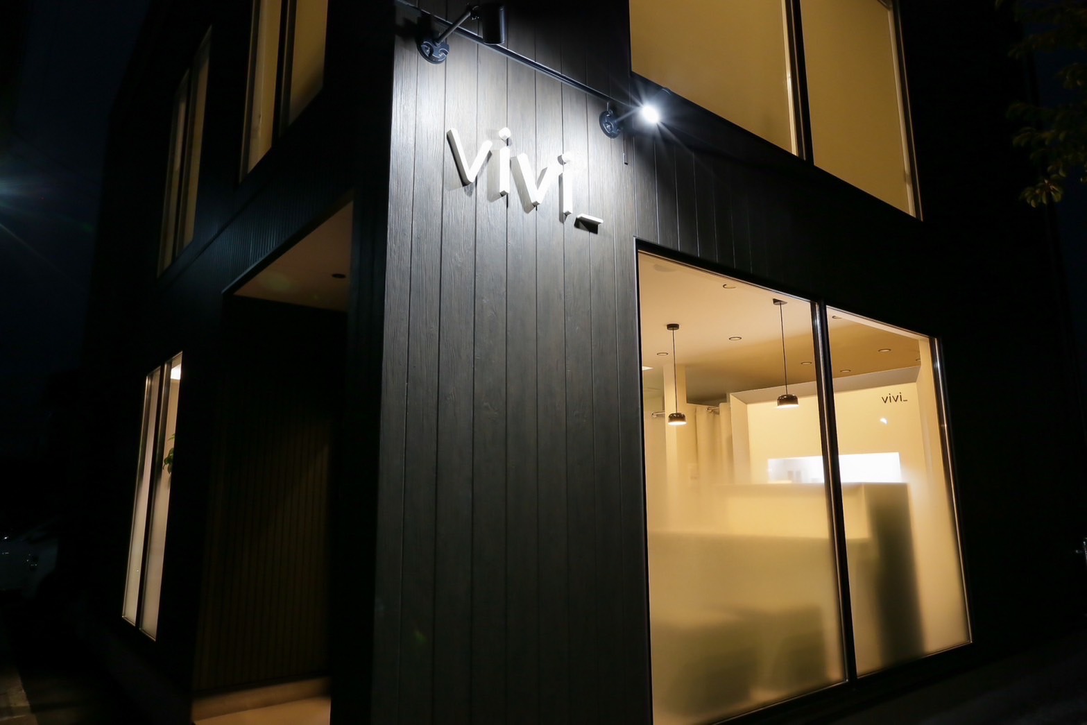 【栗東】≪完全週休2日制≫≪土日休みOK≫≪社会保険完備≫≪最短2年でデビュー可能≫デザインカラー比率が高い！9時～21時までの中であなたの希望する時間から8時間勤務が出来るサロン！営業時間内レッスン可能！堅苦しいルールもないためのびのび働いていける環境ですよ！「vivi_（ビビ）」からアシスタント（美容師）の求人☆★