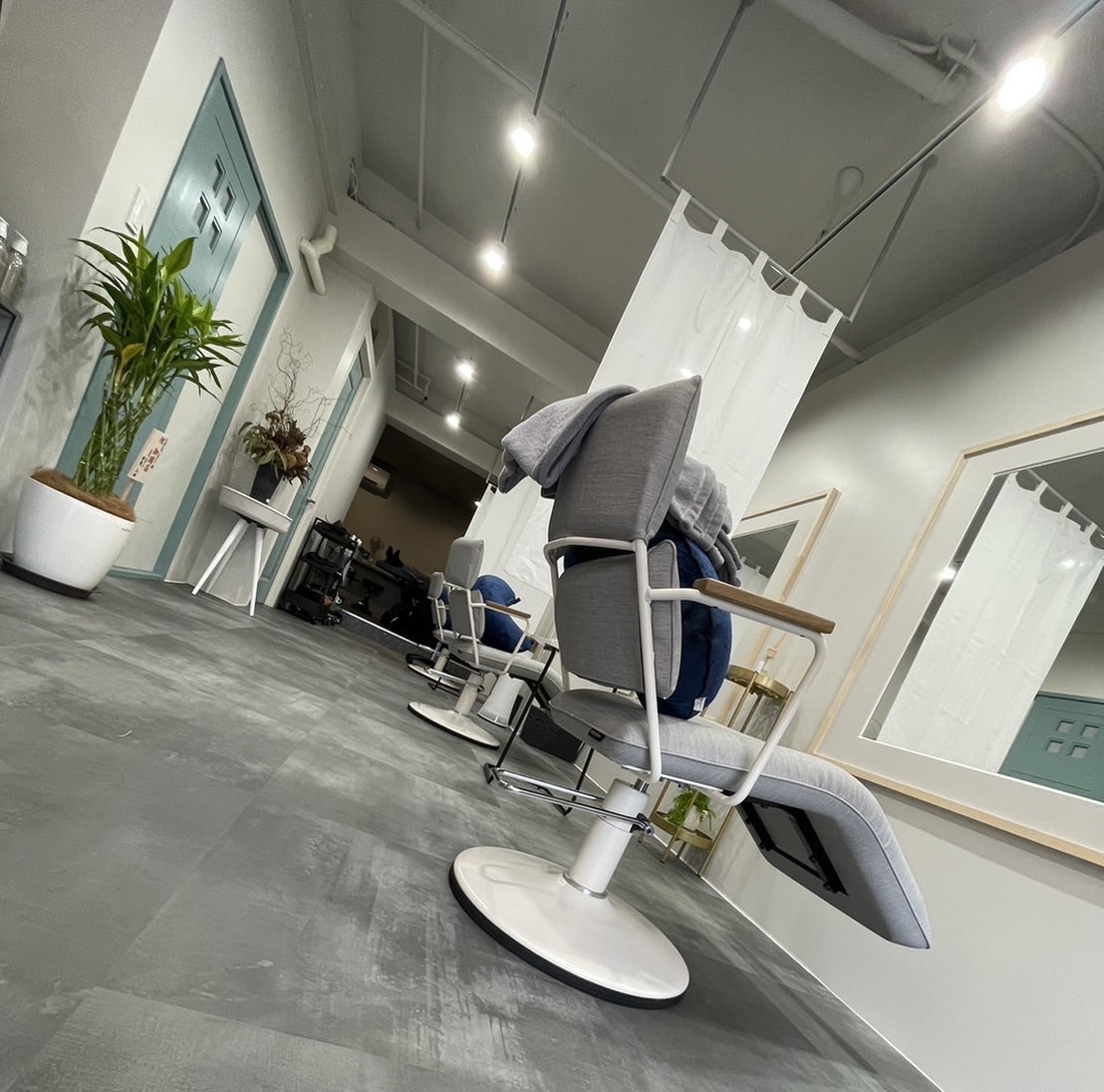 【南郷7丁目】≪交通費支給あり≫≪土日休み可≫≪連休最大1か月間可！≫≪入社3か月間は25万円保証！≫ノルマなし！入社半年間はフリー50%還元。オシャレも自由も仕事も全部楽しめる。あなたの「好き」を仕事にしながら自由×高還元で自分らしく輝けるサロンライフを！「COCO.hair（ココヘアー）」からスタイリスト（美容師）の求人☆★