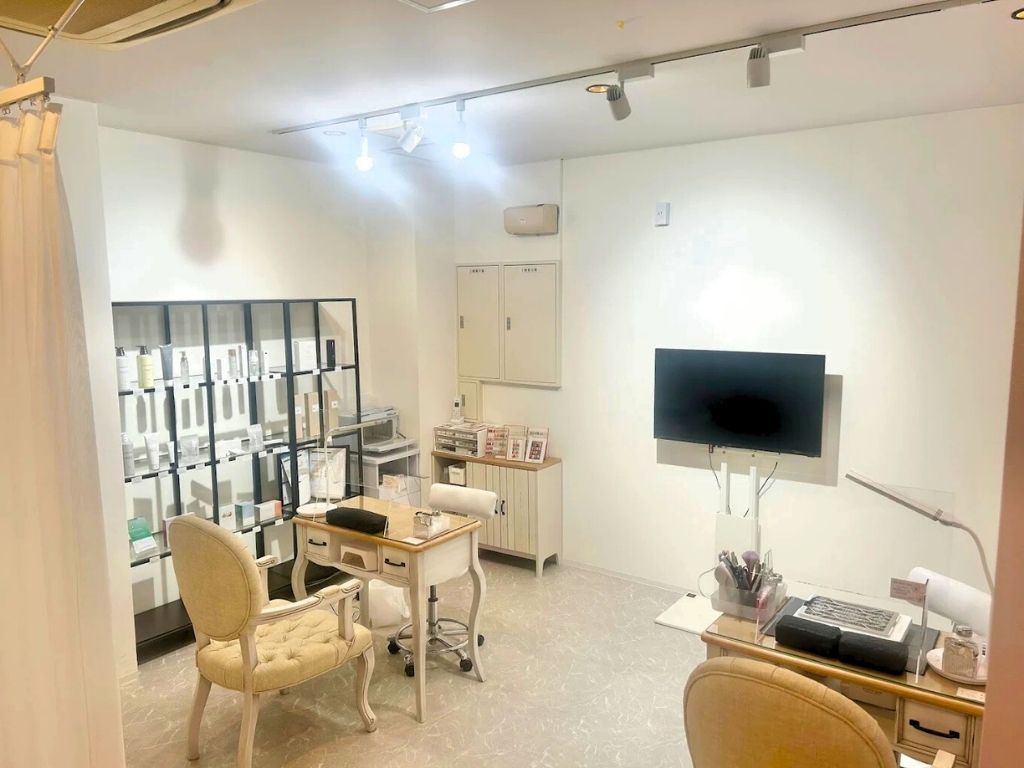 【知多半田】◆充実の休日数・社会保険完備・実働8時間・産休育休実績あり◆教育体制が充実しており、最先端のカリキュラムを用意！どのサロンでも通用する技術を学べます。新しい技術を随時取り入れ、トレンドにも敏感に働けるサロンです「CLALA Handa（クララハンダテン）」からネイリスト（ネイル）の求人★☆