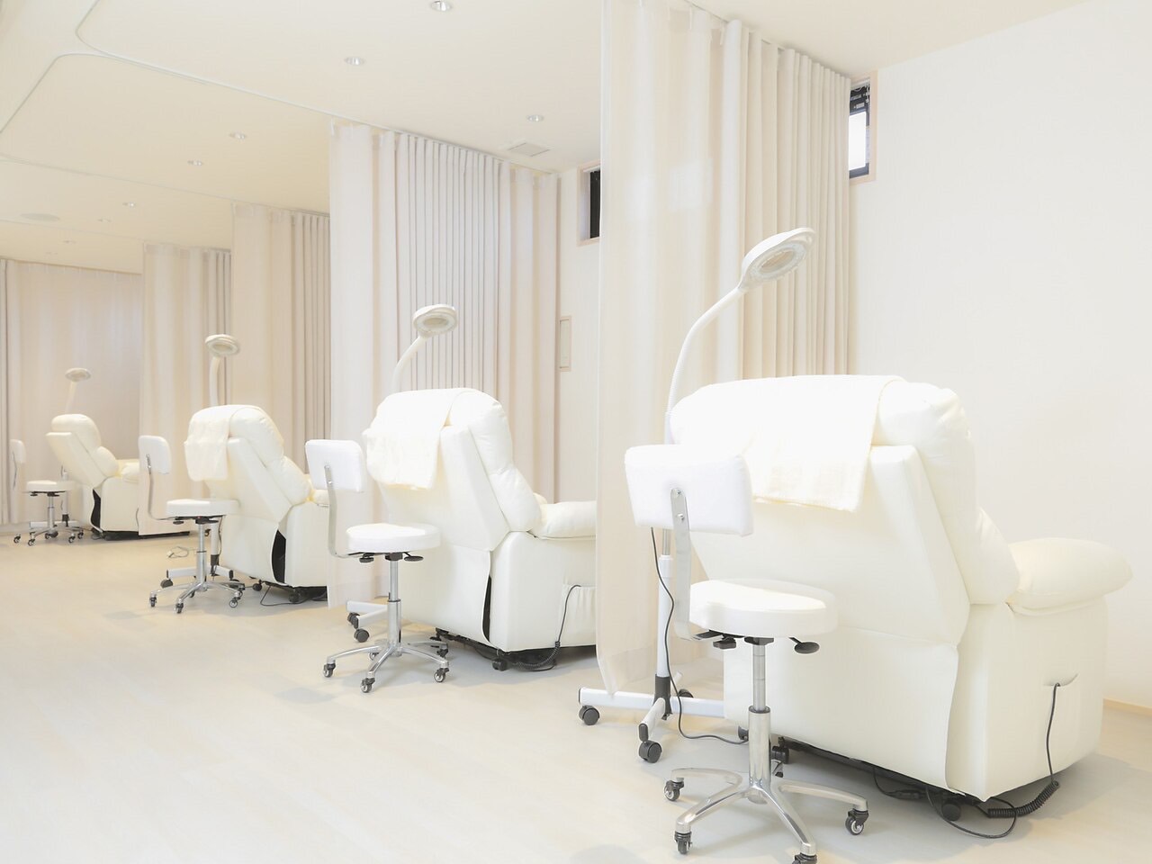 【京都市役所前】≪未経験、新卒生大歓迎◎≫≪ネイル、髪色自由≫≪客層は20代がメイン≫≪社会保険完備≫≪有給休暇あり≫≪夏季冬季休暇あり≫≪バースデー休暇あり≫雇用形態の変更は相談可◎モデル集めサポートあり！！「Lowen（ローウェン）」からアイリスト（まつげエクステ・まつげパーマ・アイブロウ）の求人☆☆