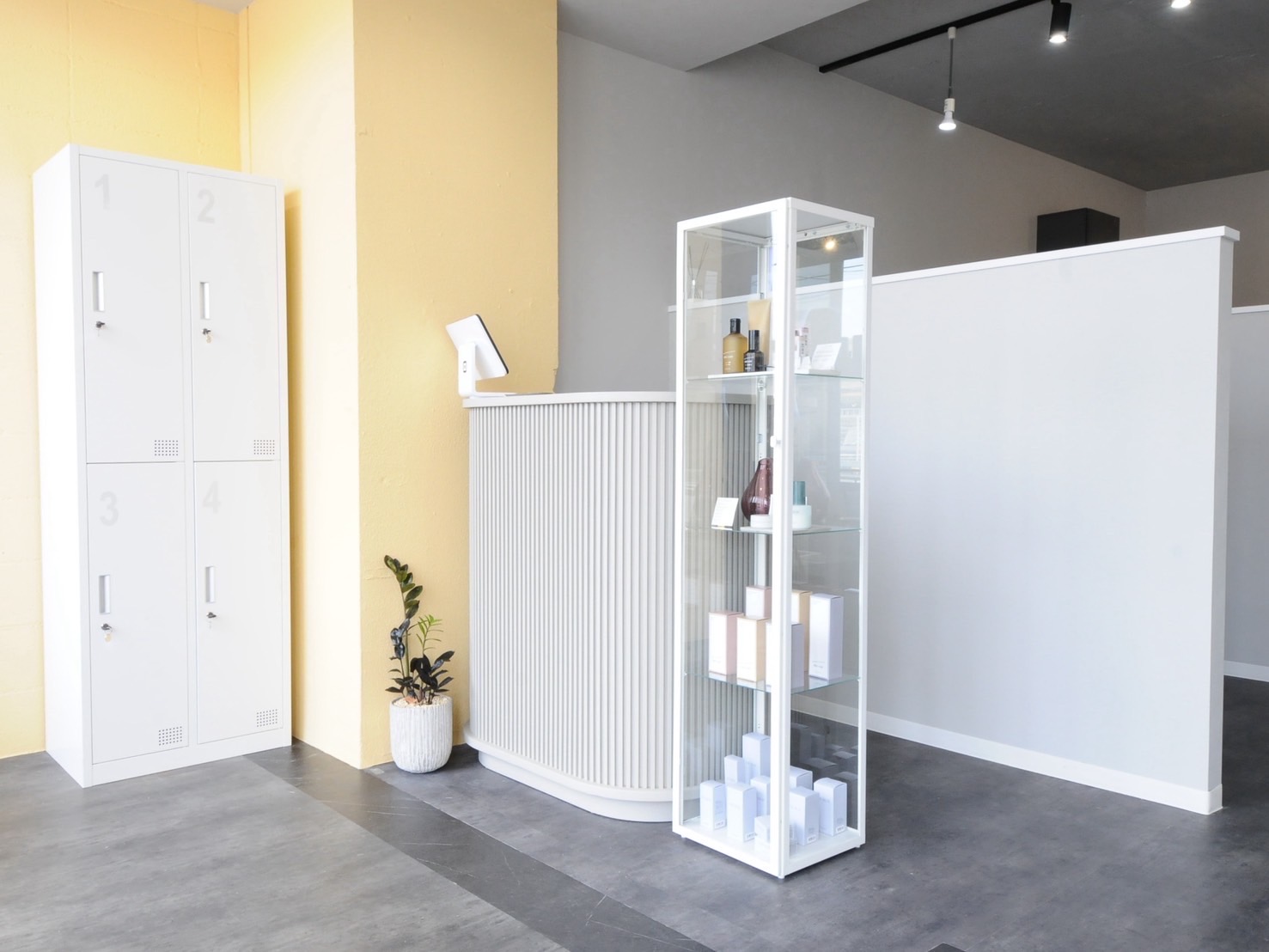 【泉大津駅】≪自由出勤制≫≪20～50代の男女スタッフ応募歓迎≫≪17時までに退勤可能≫≪ママさんの応募歓迎≫カラーを中心にヘッドスパなどのメニューも人気！スタイリストオンリーのデザインカラー推しサロン！「ZERO（ゼロ）」からスタイリスト（美容師）の求人★☆