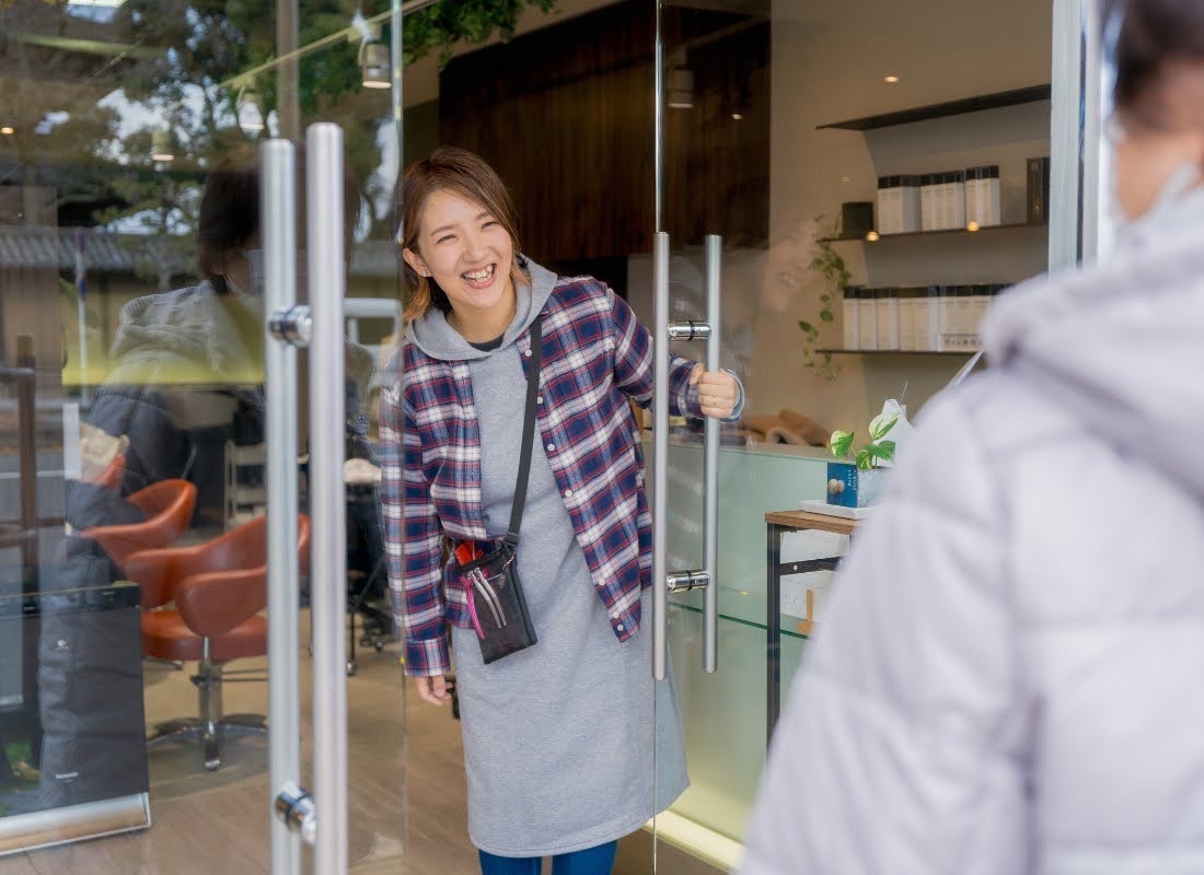 【東寺】≪髪質改善＆白髪染めが人気≫≪完全週休2日制≫≪社会保険完備≫≪週4日勤務の時短正社員もOK≫≪日曜定休あり≫ミーティングやレッスンなど営業時間内に行っており休日出勤等もなし！美容師としてしっかりと成長できる環境が整っています！「lima hair（リマヘアー）」からアシスタント（美容師）求人☆★