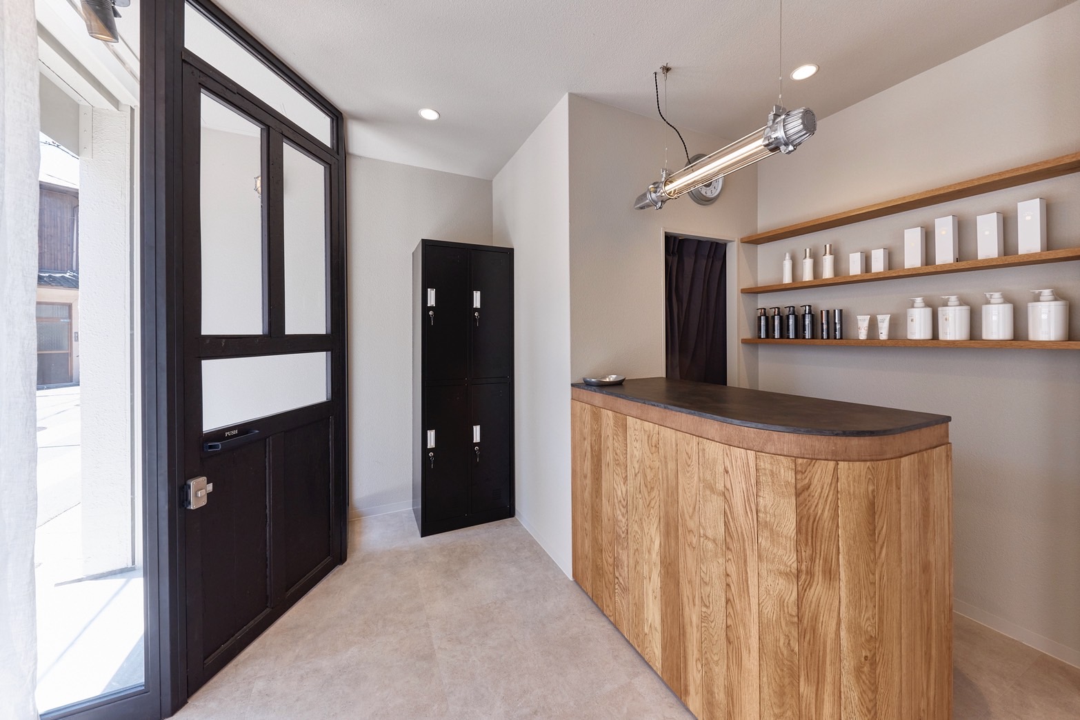 【太子橋今市】≪中途採用を積極手に行っています◎≫≪完全週休2日制≫≪2年以内にデビューできる◎≫≪交通費支給あり≫≪有給休暇あり≫大手で教育担当してたオーナーからレベルの高い技術が学べる！！「SUSOL（スソル）」からアシスタント（美容室）の求人☆★