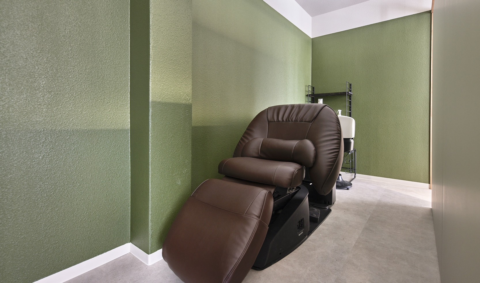 【太子橋今市】≪中途採用を積極手に行っています◎≫≪完全週休2日制≫≪2年以内にデビューできる◎≫≪交通費支給あり≫≪有給休暇あり≫大手で教育担当してたオーナーからレベルの高い技術が学べる！！「SUSOL（スソル）」からアシスタント（美容室）の求人☆★