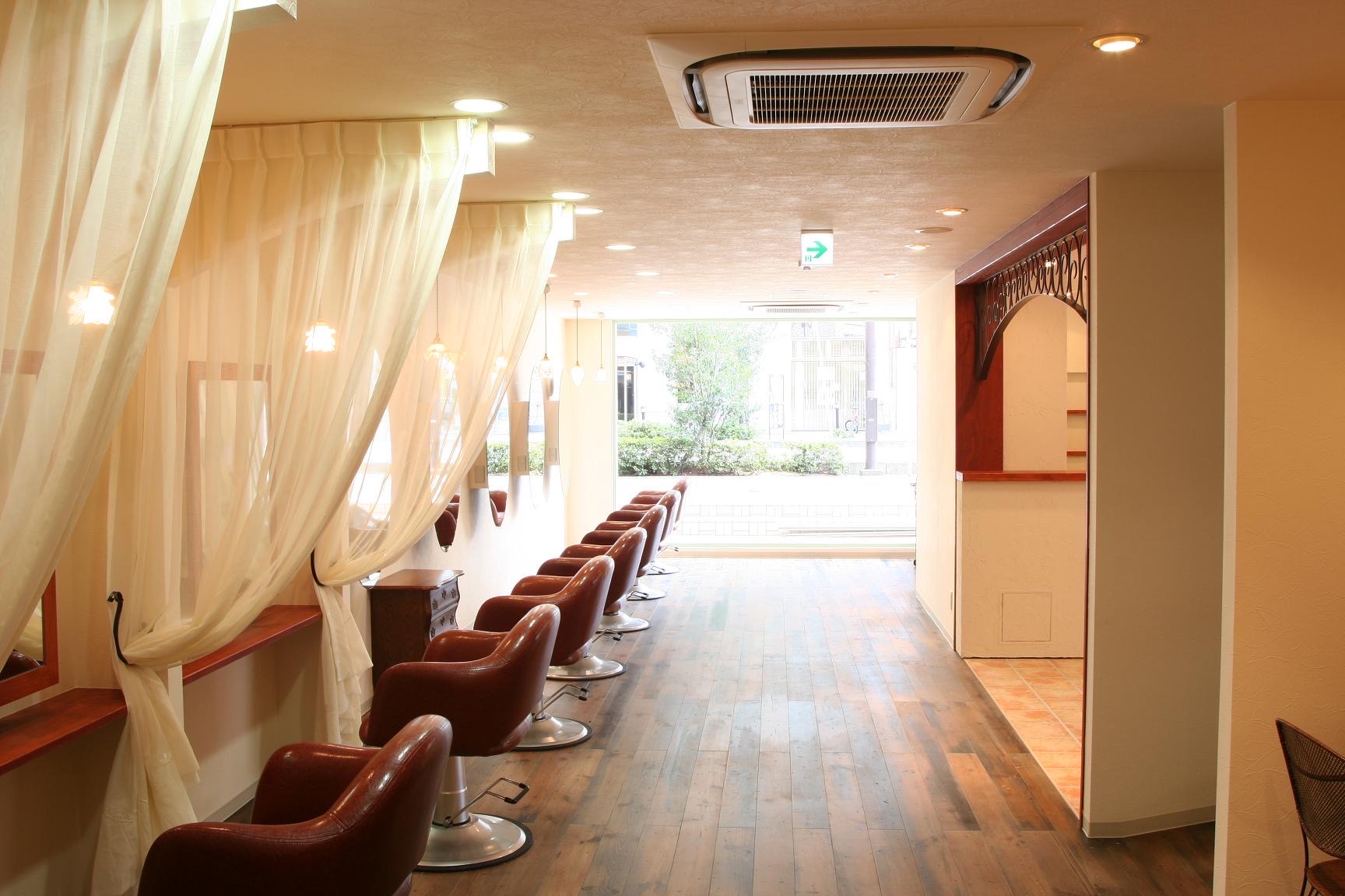 【草津駅】≪月8,9日休み≫≪社会保険完備≫≪月給19.1万円~≫営業時間内レッスン可能!最短2年7ヶ月でスタイリストデビューが目指せる!興味があればブライダルヘアメイクや着付なども学べるサロン!「LUXE for hair」からアシスタント(美容師)の求人☆★