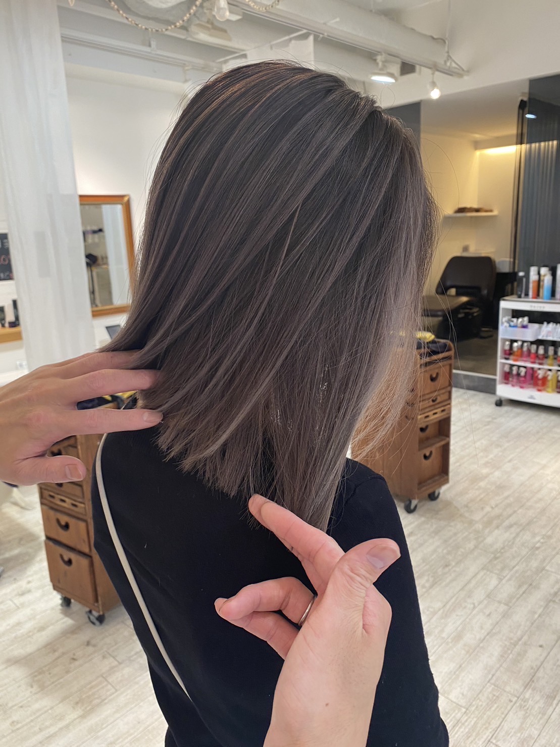 【草津駅】≪月8,9日休み≫≪社会保険完備≫≪月給23万円～≫20代のお客様がメイン！ハイトーンカラーが得意なサロンでブリーチ比率も高い美容室！興味があればブライダルヘアメイクや着付なども学べるサロンです！「aura（アウラ）」からスタイリスト（美容師）の求人☆★