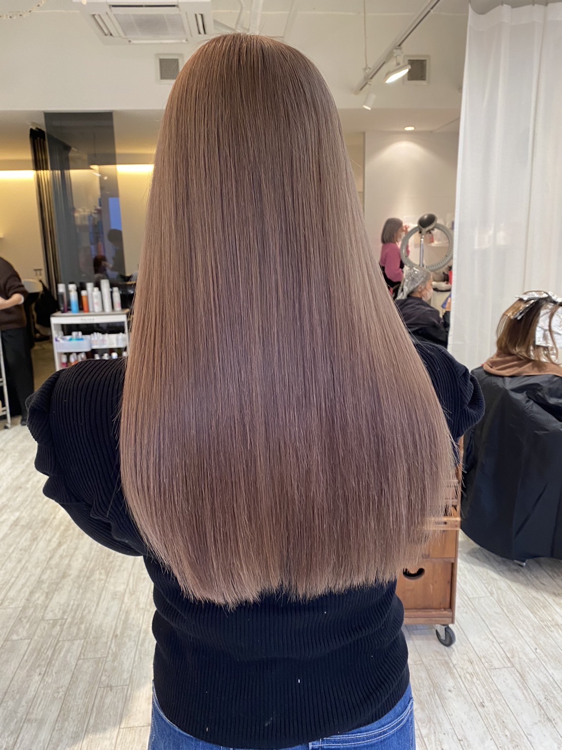 【草津駅】≪月8,9日休み≫≪社会保険完備≫≪月給23万円～≫20代のお客様がメイン！ハイトーンカラーが得意なサロンでブリーチ比率も高い美容室！興味があればブライダルヘアメイクや着付なども学べるサロンです！「aura（アウラ）」からスタイリスト（美容師）の求人☆★