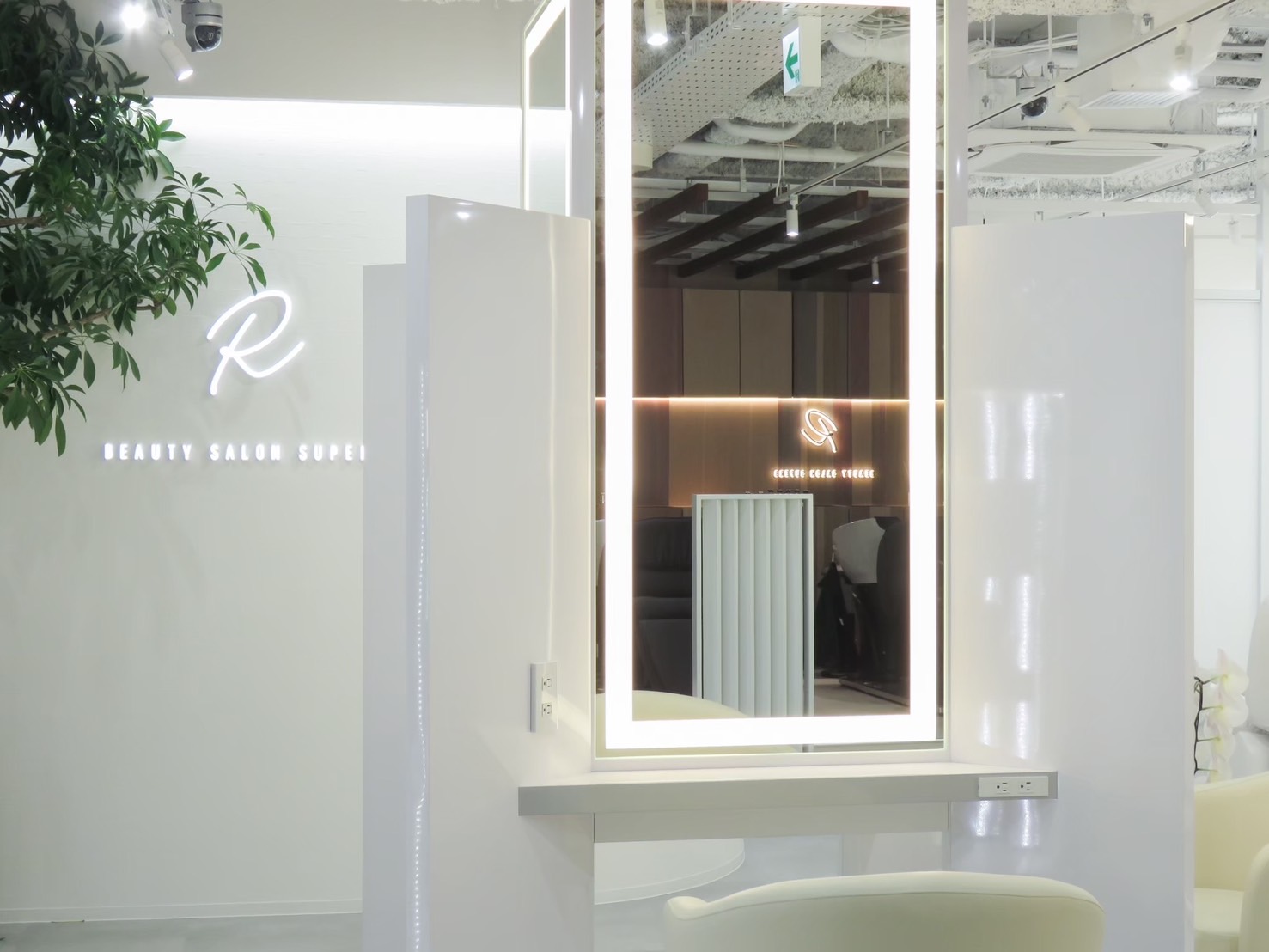 【大宮】≪ネイル・アイ・着付けの習得も可能≫≪完全週休2日制≫≪土日休みOK≫≪社会保険完備≫幅広い客層に、豊富な技術。将来の選択肢がぐっと広がるトータルビューティーサロン「SUPERB（スパーブ）」からスタイリスト（美容師）の求人☆★☆