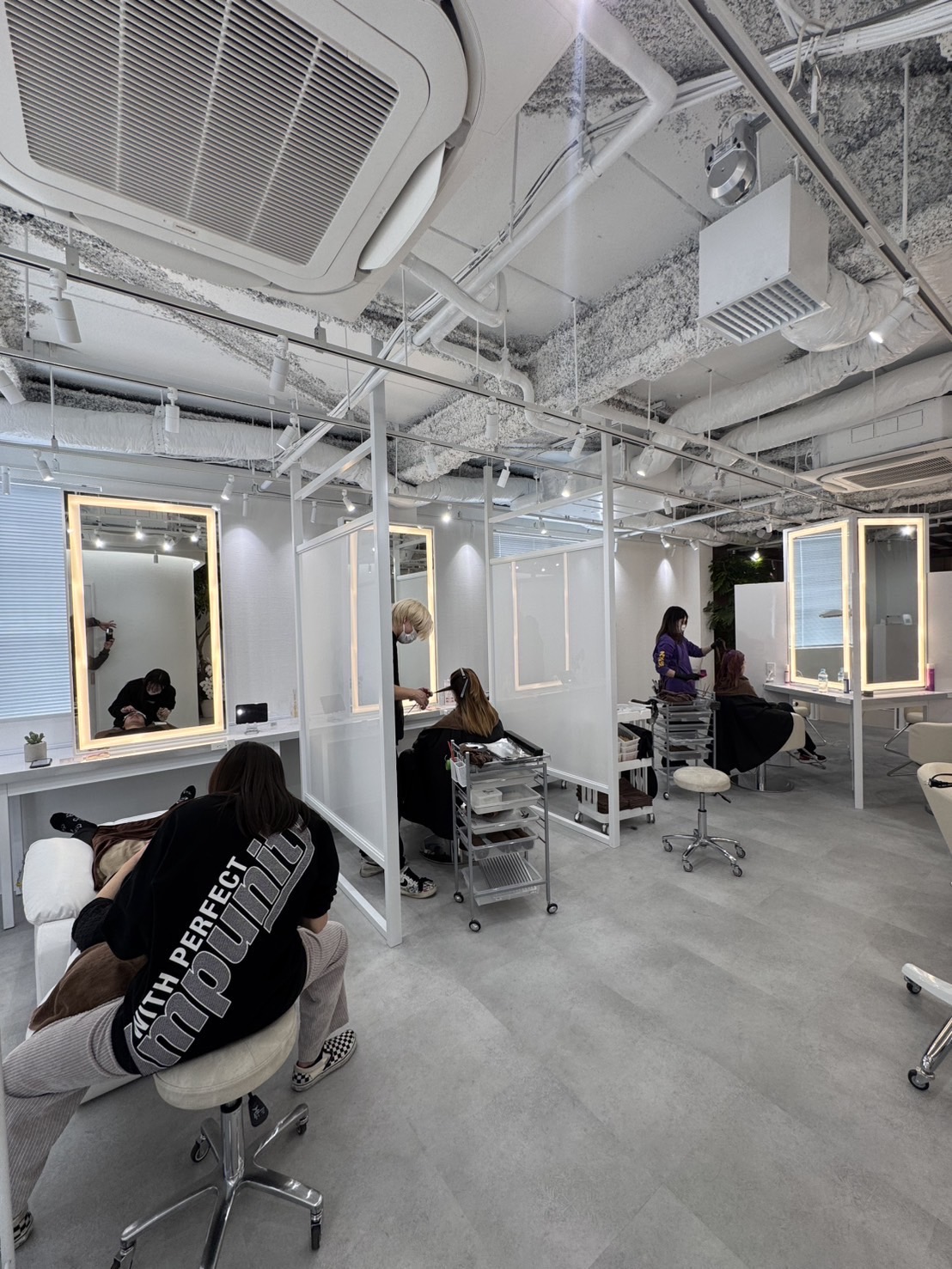 【大宮】≪ネイル・アイ・着付けの習得も可能≫≪完全週休2日制≫≪土日休みOK≫≪社会保険完備≫幅広い客層に、豊富な技術。将来の選択肢がぐっと広がるトータルビューティーサロン「SUPERB（スパーブ）」からスタイリスト（美容師）の求人☆★☆