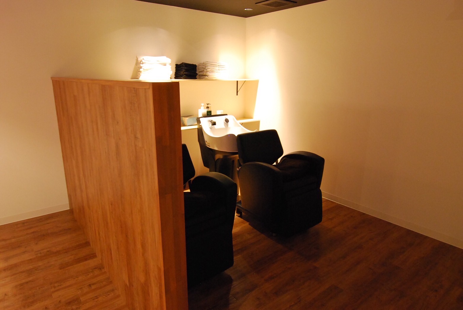 【近江八幡駅】≪自由出勤制≫≪マンツーマン施術か掛け持ちスタイルが選べるサロン≫≪パートの方は社会保険加入可能≫≪土日休みOK≫≪総売上50％還元≫ブランクがあってカットに自信がない方へ、全国で講師をしているオーナーからカットトレーニングもしてもらえるので、安心して働けます「harakara（ハラカラ）」からスタイリスト（美容師）の求人☆☆