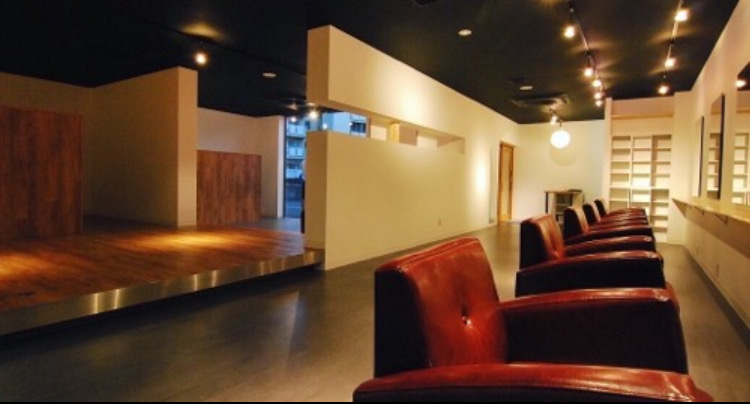 【近江八幡駅】≪自由出勤制≫≪マンツーマン施術か掛け持ちスタイルが選べるサロン≫≪パートの方は社会保険加入可能≫≪土日休みOK≫≪総売上50％還元≫ブランクがあってカットに自信がない方へ、全国で講師をしているオーナーからカットトレーニングもしてもらえるので、安心して働けます「harakara（ハラカラ）」からスタイリスト（美容師）の求人☆☆