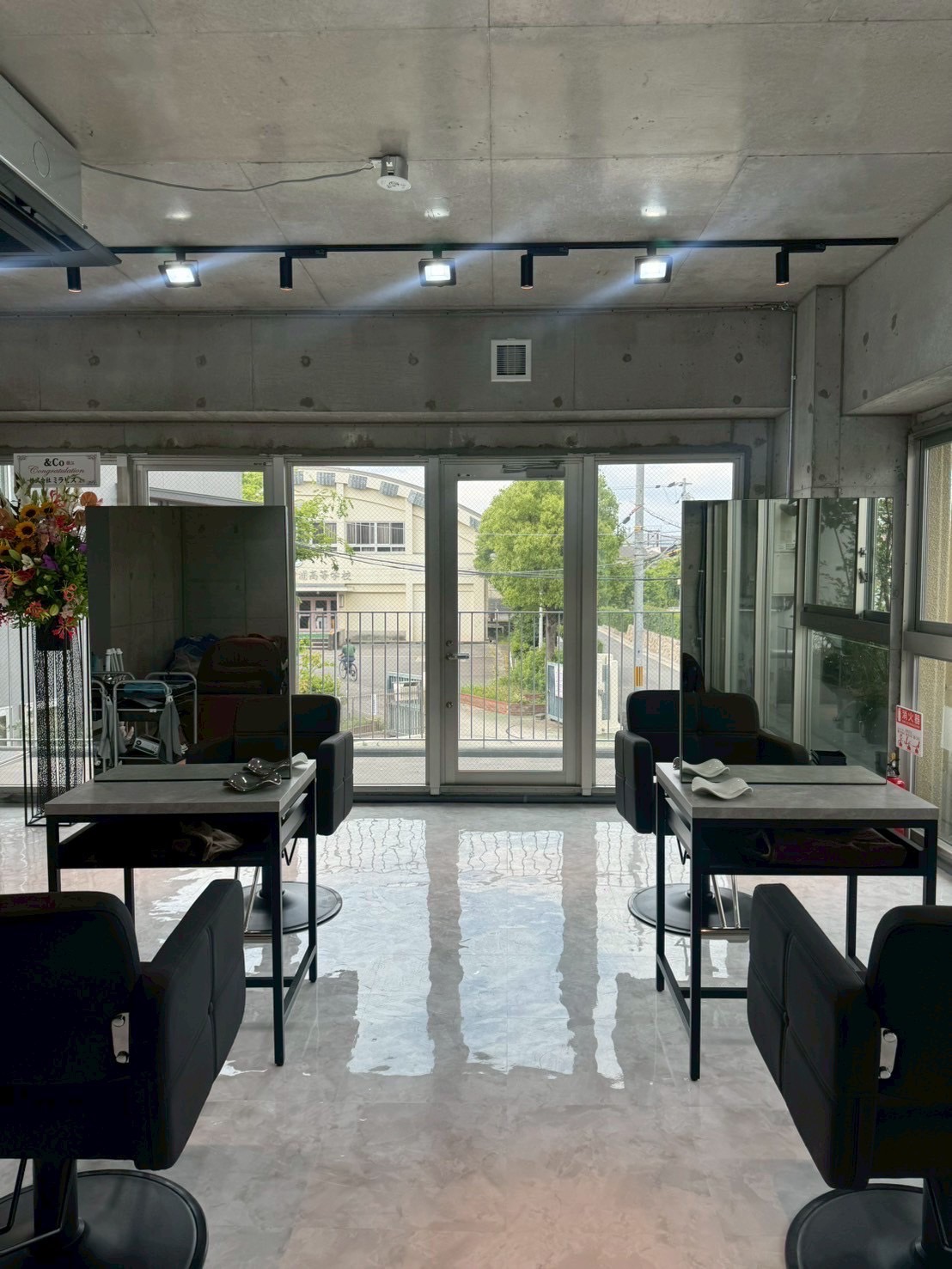 【阪神尼崎】≪月9日休み≫≪未経験、新卒生OK≫≪時短勤務OK≫レッスンは営業時間内に行っているので、残って練習する必要はありません。！そして幅広いメニューに挑戦しながら、人間関係に悩まず、自分のペースで安心して成長できる環境です。「＆CO（アンドコー）」からアシスタント（美容師）の求人☆★