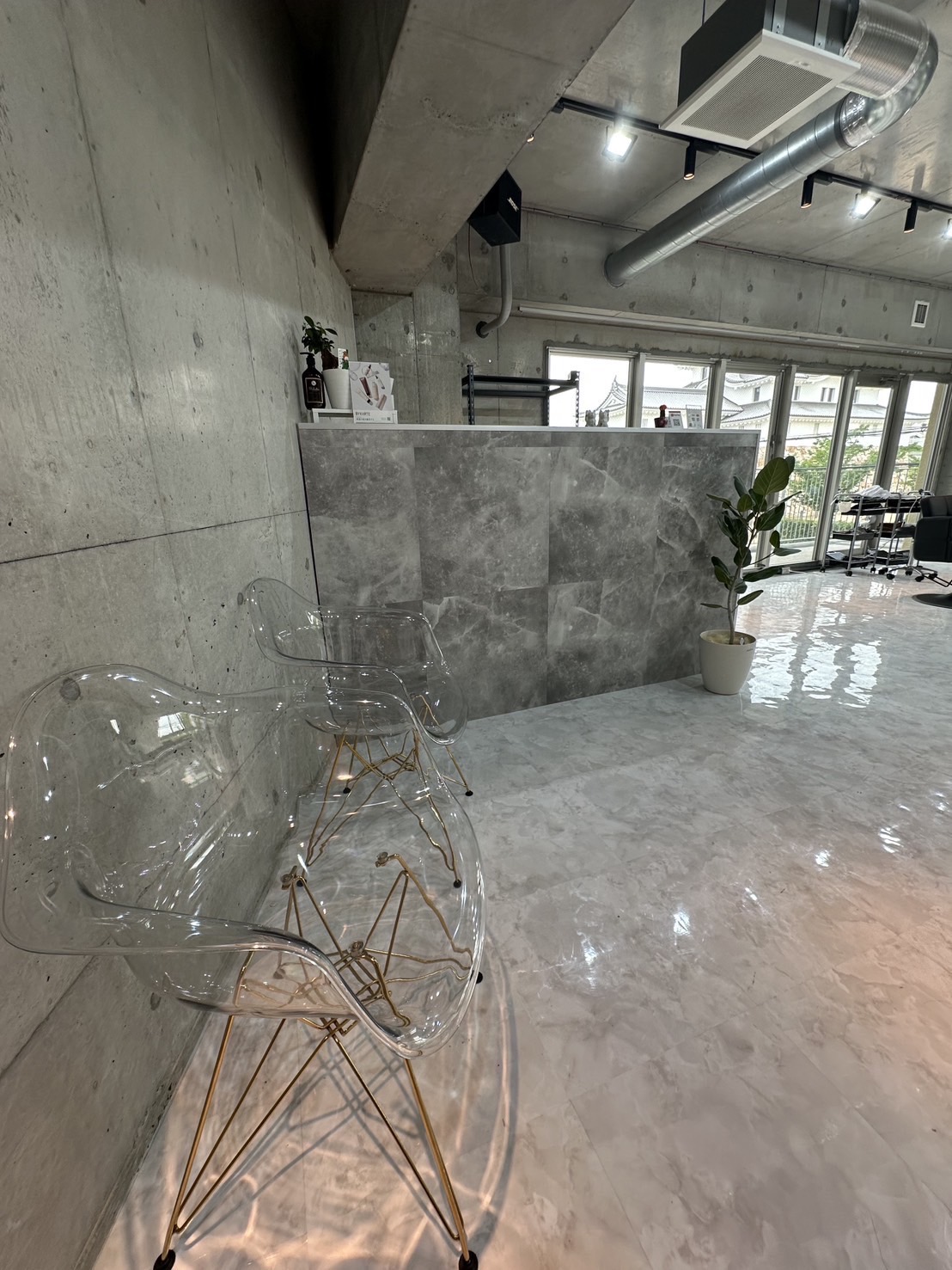 【阪神尼崎】≪月9日休み≫≪未経験、新卒生OK≫≪時短勤務OK≫レッスンは営業時間内に行っているので、残って練習する必要はありません。！そして幅広いメニューに挑戦しながら、人間関係に悩まず、自分のペースで安心して成長できる環境です。「＆CO（アンドコー）」からアシスタント（美容師）の求人☆★