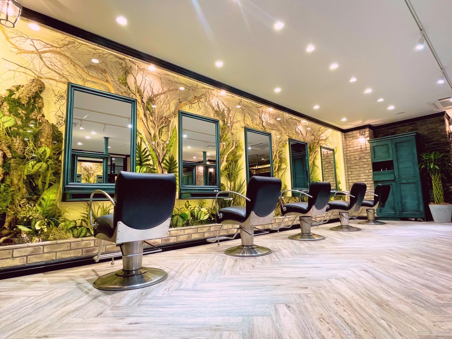 【新宿】◆社会保険完備・完全週休2日制・19時退勤◆アカデミー完備で1年デビューが可能!入客チャンスが多いので、習得した技術をたくさんのお客様に提供できます!「Monan 新宿(モナンシンジュク)」からアシスタント(美容師)の求人★☆