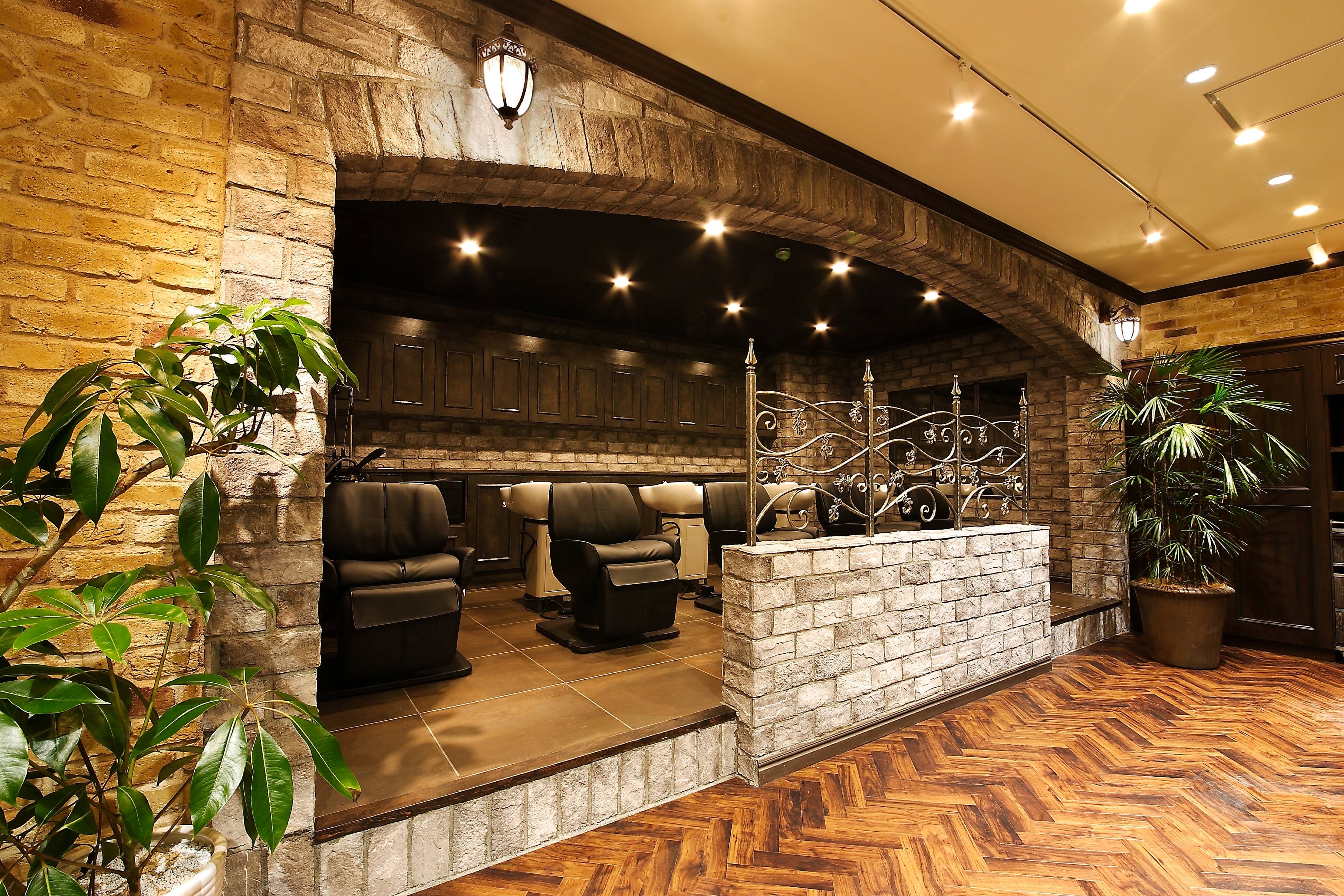 【新宿】◆社会保険完備・完全週休2日制・19時退勤◆アカデミー完備で1年デビューが可能!入客チャンスが多いので、習得した技術をたくさんのお客様に提供できます!「Monan 新宿(モナンシンジュク)」からアシスタント(美容師)の求人★☆