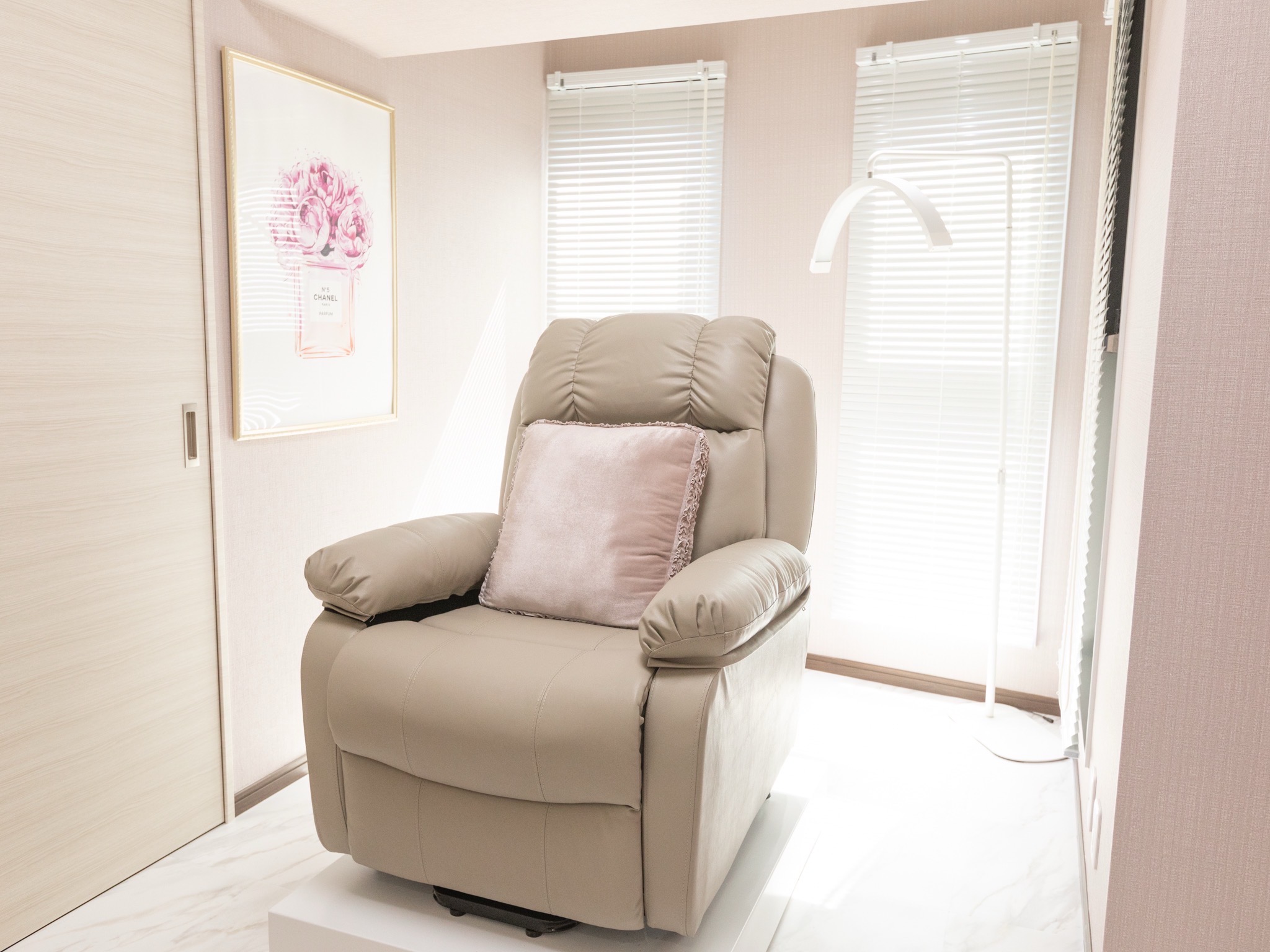 【川崎駅】≪自由出勤制≫≪土日休み、連休OK≫≪客単価7000円以上≫≪髪色、ネイル自由≫まつげパーマ・アイブロウ専門サロン！「La ferisia（ラフェリシア）」からアイリスト（まつげエクステ・まつげパーマ・アイブロウ）の求人★☆