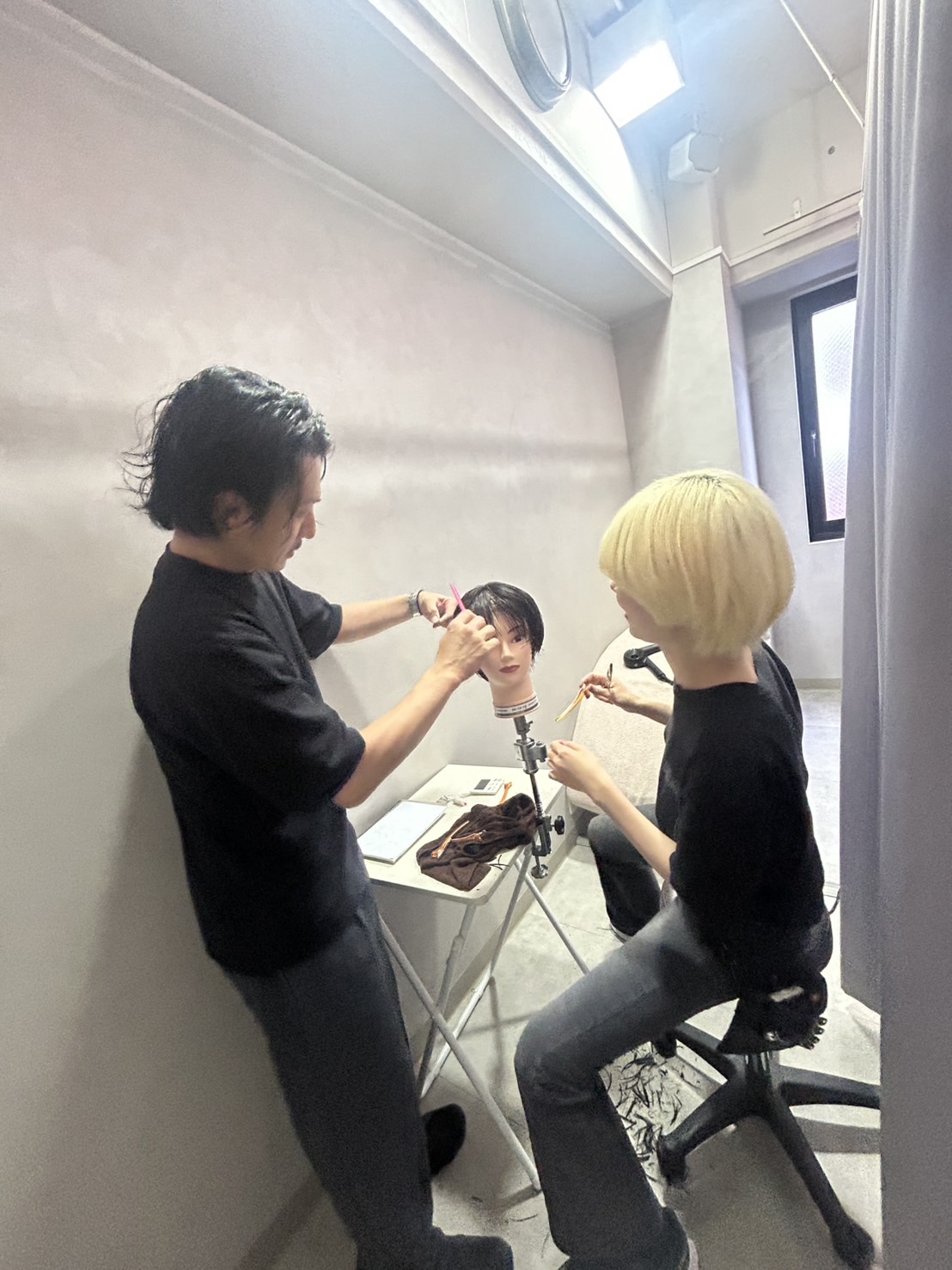 【JR茨木駅】≪未経験・通信制・新卒生大歓迎≫≪営業時間内レッスンOK≫≪研修費用、資格費用サポートあり≫≪有給休暇あり≫≪土日休みOK≫≪社会保険完備≫個人に合わせて営業中にレッスンを行います。スタイリストデビュー最短1年で目指せます。「canoa（カノア）」からアシスタント（美容師）の求人★☆