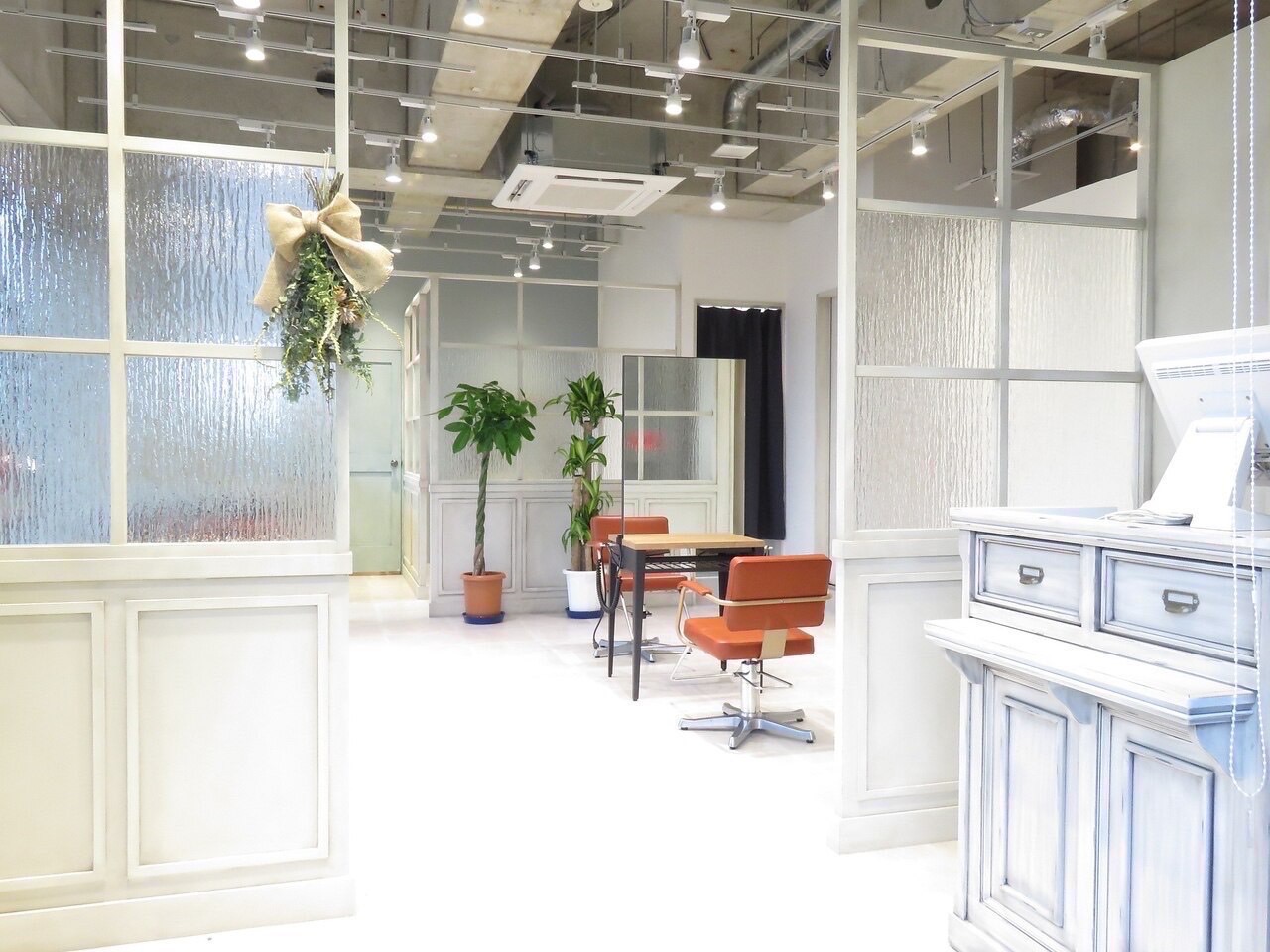 【流山おおたかの森】≪永年30万円保証≫≪1年目は年収400万保証≫≪単価1万円以上≫≪集客力エリアNo1≫≪消費税会社負担≫圧倒的な集客力を誇る人気サロンのオープニング求人!業務委託に初めて挑戦する方も安心して、長く勤務できるサロン作りをしています!「Sio.(シオ)」からスタイリスト(美容師)の求人☆★