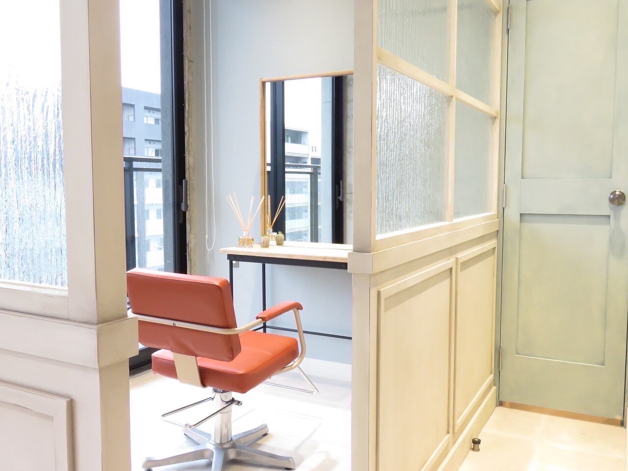 【流山おおたかの森】≪永年30万円保証≫≪1年目は年収400万保証≫≪単価1万円以上≫≪集客力エリアNo1≫≪消費税会社負担≫圧倒的な集客力を誇る人気サロンのオープニング求人!業務委託に初めて挑戦する方も安心して、長く勤務できるサロン作りをしています!「Sio.(シオ)」からスタイリスト(美容師)の求人☆★