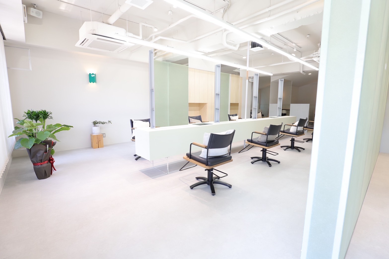 【北岡崎】≪早期デビュー可！≫≪営業中レッスン≫≪夏季冬季休暇あり≫≪車、バイク通勤OK≫ライフスタイルに合わせた働き方でサロンワークをもっと楽しく！新しい仲間を大募集！「DEE（ディー）」からアシスタント（美容師）の求人☆★