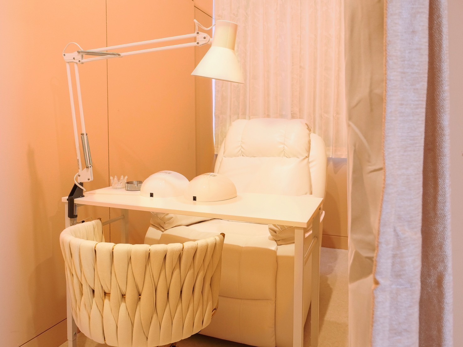 【心斎橋】サロンワーク経験者の方募集中！！≪社会保険完備≫≪月8日or月10日≫≪土日休み月2回までOK≫≪実働8時間≫≪髪色、ネイル自由≫ネイルとアイラッシュのトータルビューティサロン！「Lylis（ライリス）」からネイリスト（ネイル）の求人☆☆