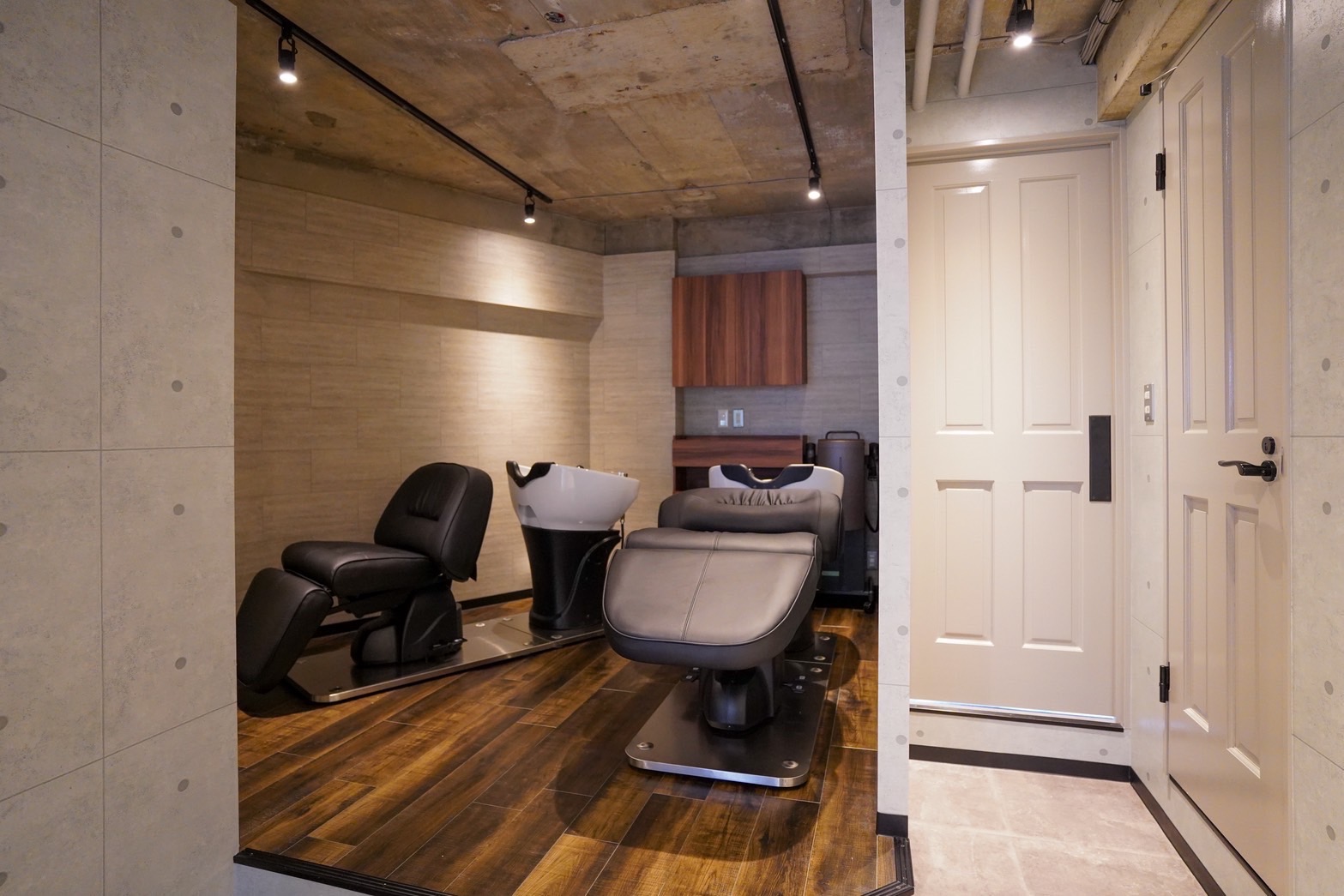 【荻窪】≪月10日休み≫≪客単価1万円≫≪土日休みOK≫集客力のある人気サロン！少人数でスタッフ同士も仲が良く、居心地の良さが自慢です！「u_1（ユーワン）」からスタイリスト（美容師）の求人☆★