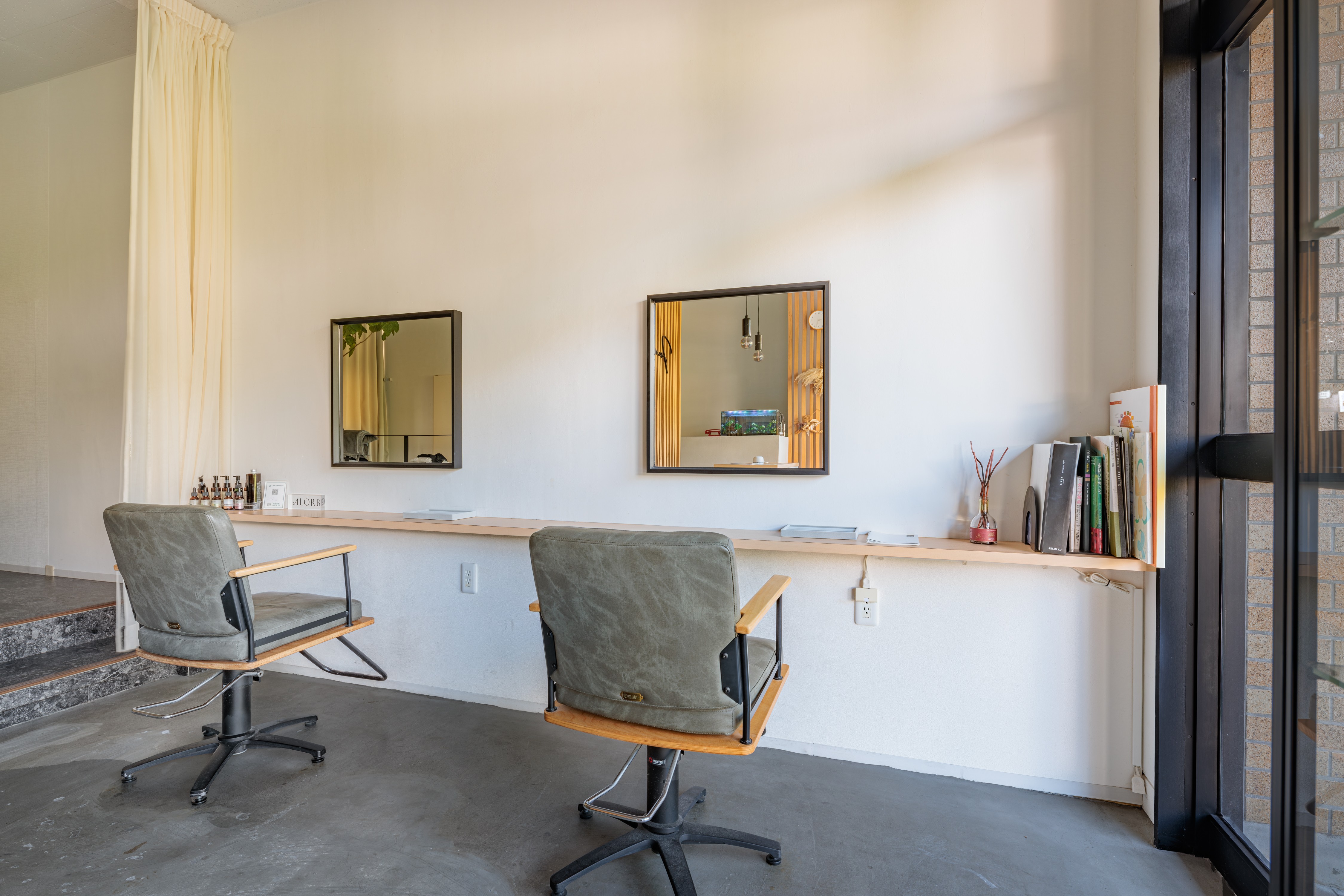 【宮崎神宮】≪完全週休二日制≫≪社会保険完備≫≪交通費支給あり≫≪高単価≫≪20時迄に退勤可≫売上に捉われず自分のペースで働きたい方へ！ゆったりとした空間で落ち着いて過ごせるプライベートサロン！休日もしっかり取得でき、プライベートとの両立可能！美容師としての高い技術はもちろん、接客スキルやオペレーションも学べる環境！「Juno（ジュノ）」からスタイリスト（美容師）の求人☆★☆