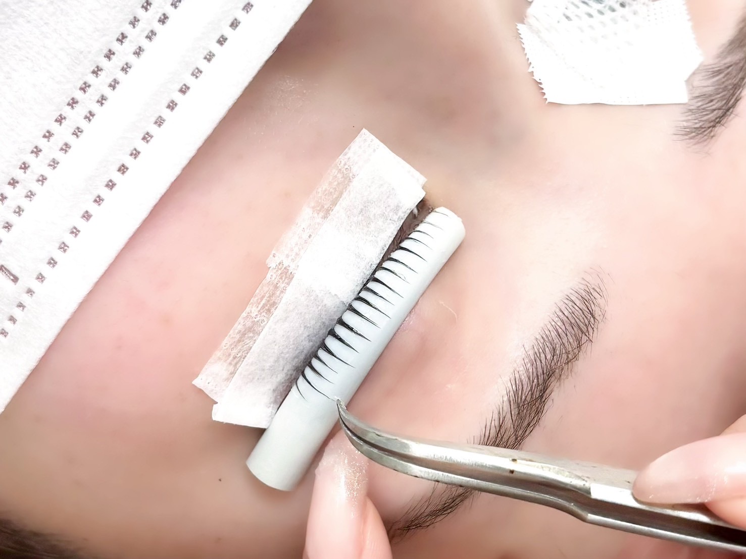 【岡山駅】≪未経験OK・月休8日・実働8時間・社会保険完備・男性スタッフ歓迎・土日の希望休OK・業務委託で交通費支給≫経験を問わず活躍できる環境！研修体制も充実しているため安心してお仕事に取り組むことができます！男女問わず多くのお客様に愛されるまつげパーマ・アイブロウ専門店「R slash 岡山駅前店（アールスラッシュオカヤマエキマエテン）」からアイリスト（まつげパーマ・アイブロウ）の求人☆★