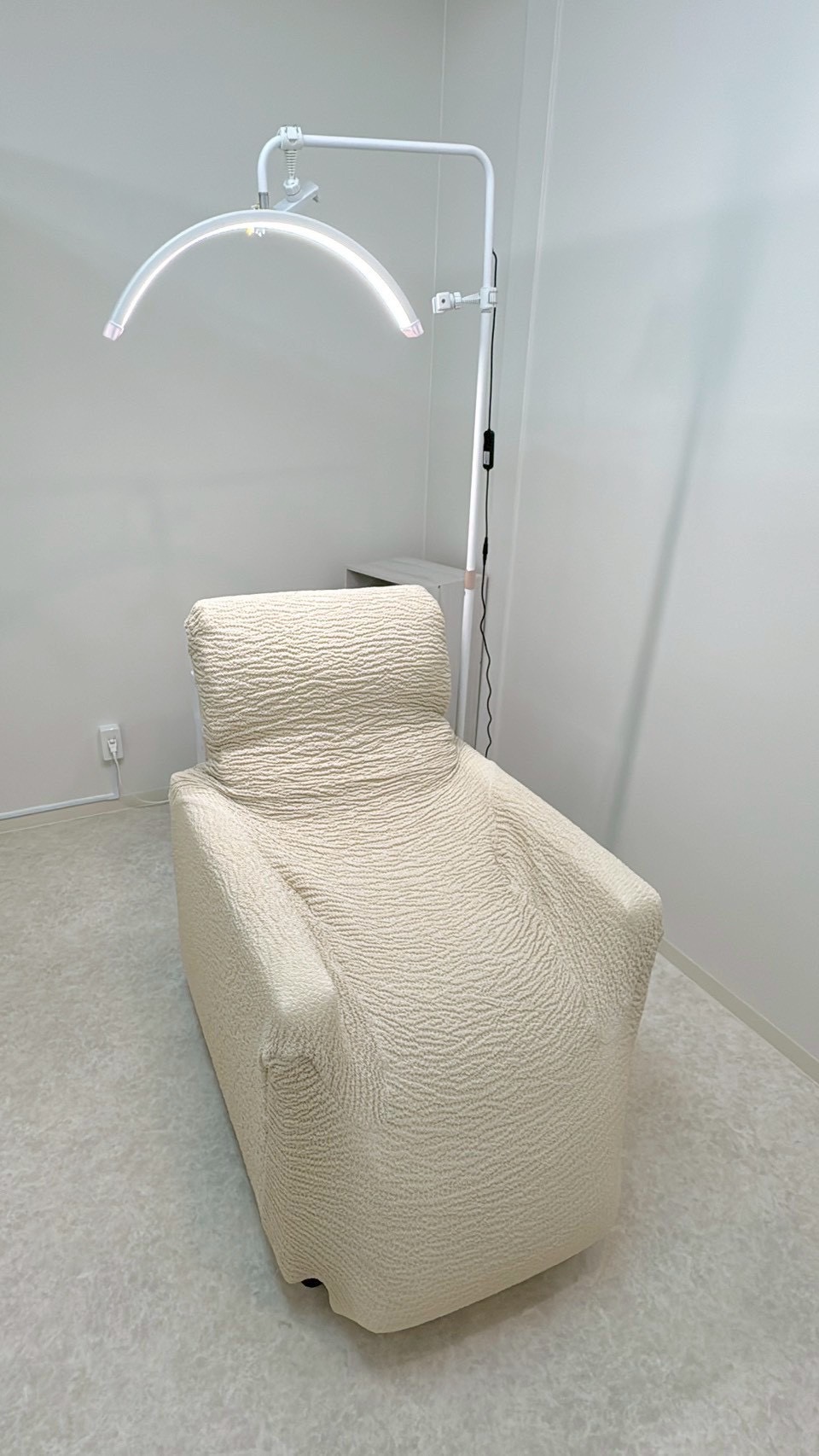 【岡山駅】≪未経験OK・月休8日・実働8時間・社会保険完備・男性スタッフ歓迎・土日の希望休OK・業務委託で交通費支給≫経験を問わず活躍できる環境！研修体制も充実しているため安心してお仕事に取り組むことができます！男女問わず多くのお客様に愛されるまつげパーマ・アイブロウ専門店「R slash 岡山駅前店（アールスラッシュオカヤマエキマエテン）」からアイリスト（まつげパーマ・アイブロウ）の求人☆★