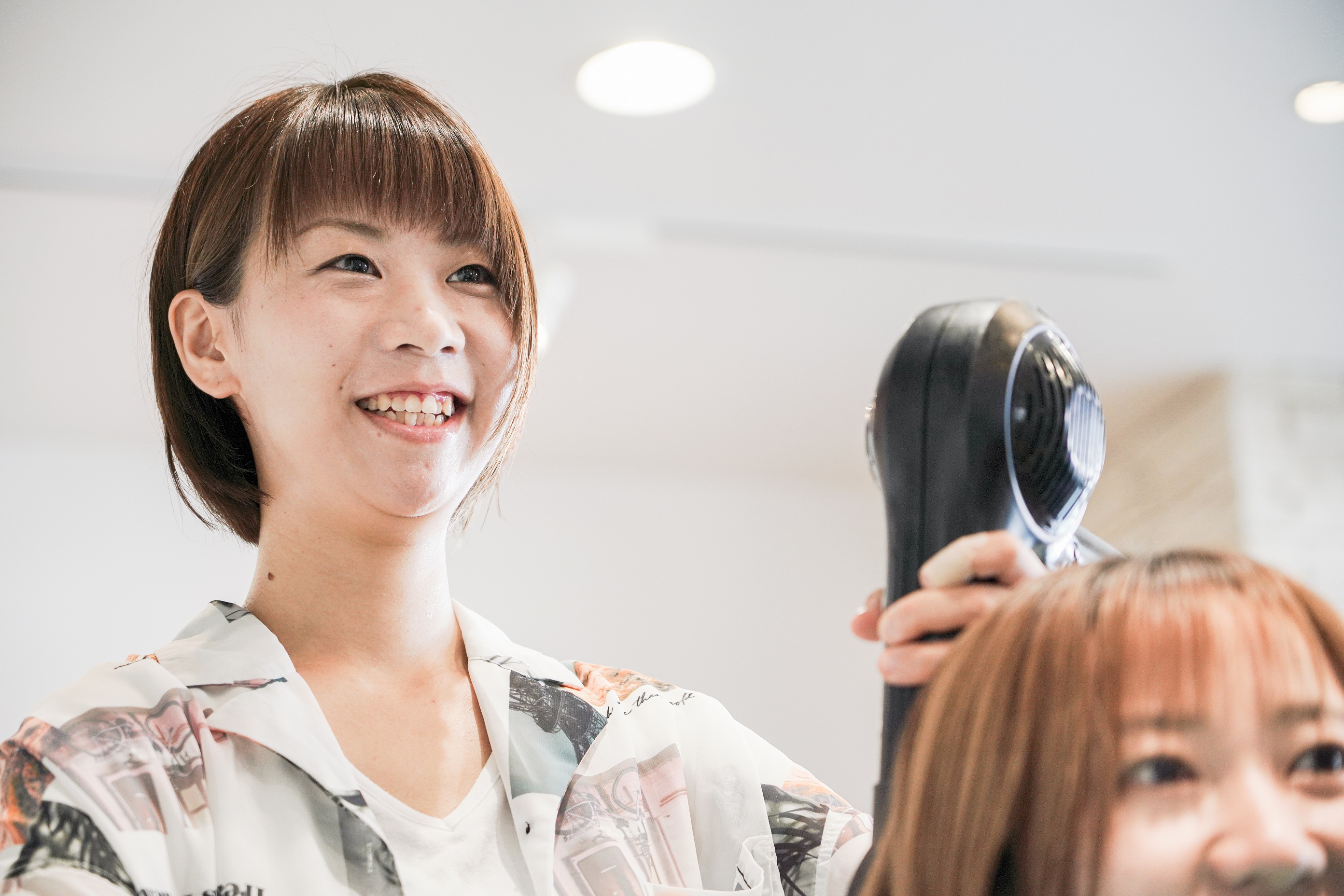 【与野】≪社会保険完備≫≪土日休み取得可能≫≪独立支援やFC展開あり≫≪フリー40%/指名45~50%の高還元率≫40代からでも遅くない!生涯働けるサロン環境で、美容師としての価値を長くお客様に提供!長くプレイヤーとして活躍できます。完全マンツーマン入客も嬉しいポイント!生涯雇用を掲げる「Re:care 与野店(リカレヨノテン)」からスタイリスト(美容師)の求人★☆