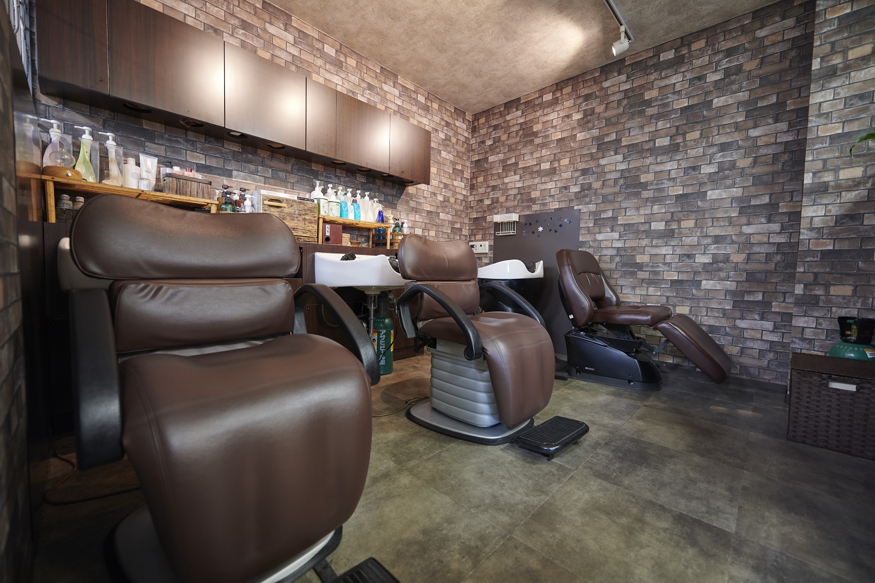 【原山】≪社会保険完備≫≪土日休み取得可能≫≪独立支援やFC展開あり≫≪フリー40％／指名45～50％の高還元率≫40代からでも遅くない！生涯働けるサロン環境で美容師としての価値を、長くお客様に提供できます。チームワーク重視で人間関係の摩擦も少ない！ライフステージに合った勤務ができる「Leaves 原山店（リーブスハラヤマテン）」からスタイリスト（美容師）の求人★☆