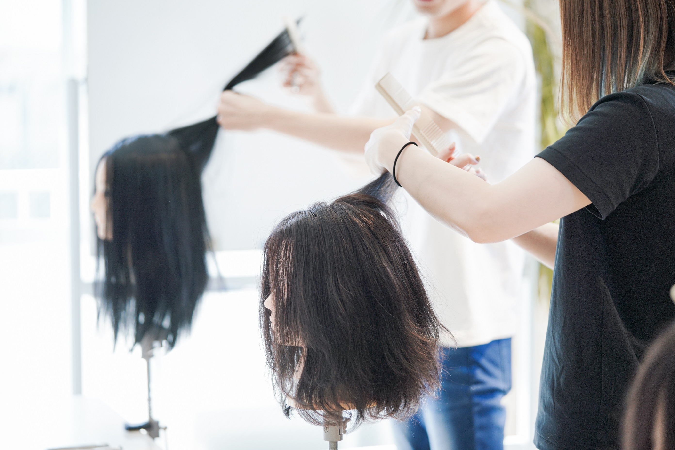 【東川口】≪社会保険完備≫≪土日休み取得可能≫≪アイメニューも学べる≫アカデミー制度があり、カット入客までは10ヶ月！サロンワーク未経験の新卒生からブランクのある方まで、安心してスタートできる環境です！生涯雇用を掲げ、年々待遇面がUPする「Leaves 東川口店（リーブスヒガシカワグチテン）」からアシスタント（美容師）の求人★☆