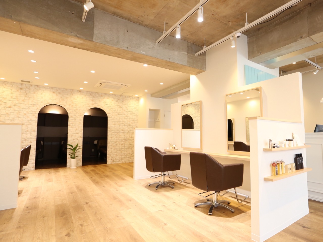 【逆瀬川】≪産休育休取得実績あり≫≪18時閉店≫≪日曜定休日あり≫女性が働きやすい環境で活躍！スタッフの雰囲気がよく楽しく仕事ができるサロン「lieto（リエット）」からスタイリスト（美容師）の求人☆★☆