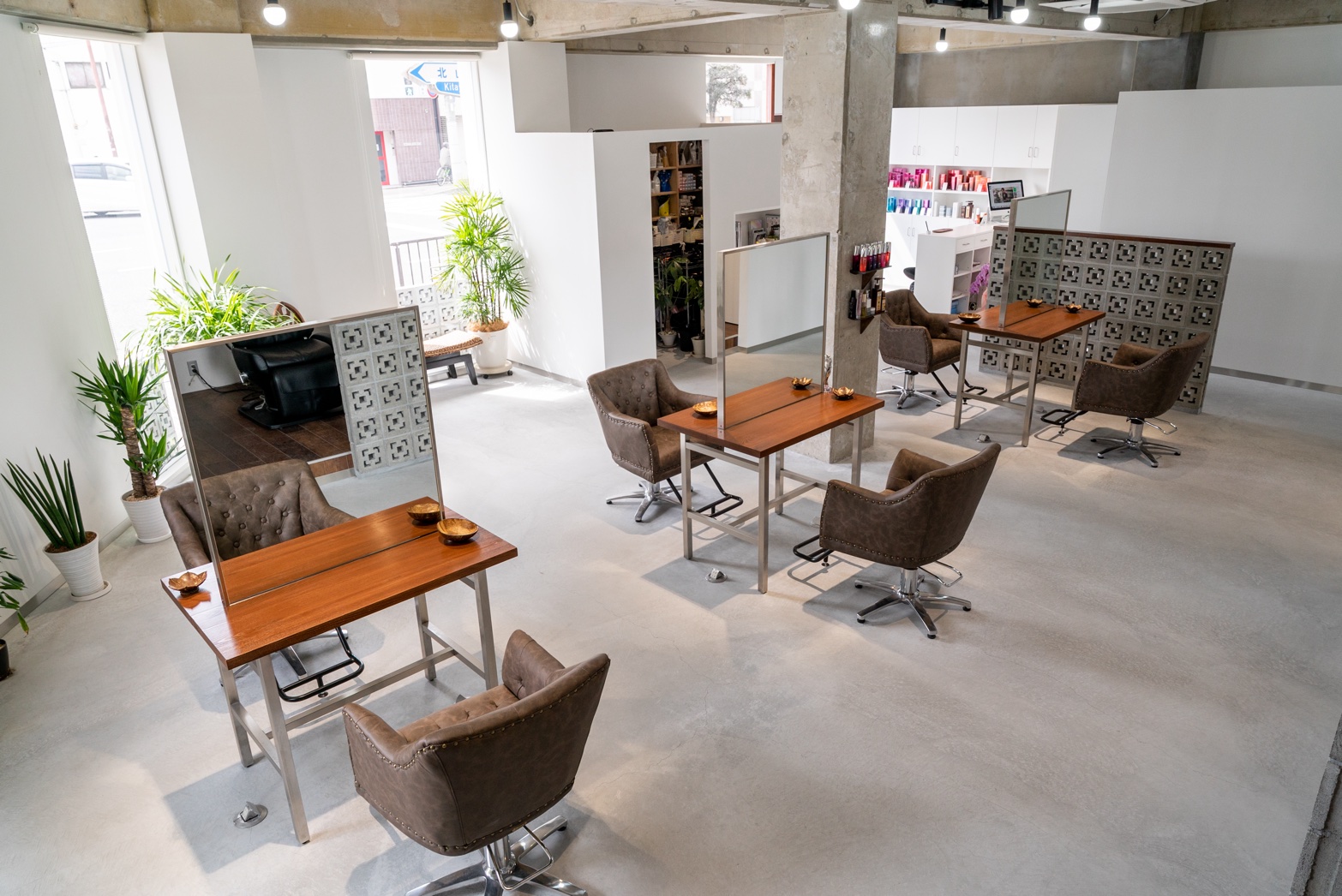 【北山】≪社会保険完備≫≪マンツーマン／掛け持ちスタイルが選べるサロン≫≪カットカラー2時間半枠≫≪年末年始休暇あり≫客単価13000円と高単価なので、数をこなさずとも売上を作ることができます。「HAIR RESORT MAJU（ヘアリゾートマジュ）」からスタイリスト（美容師）の求人★☆