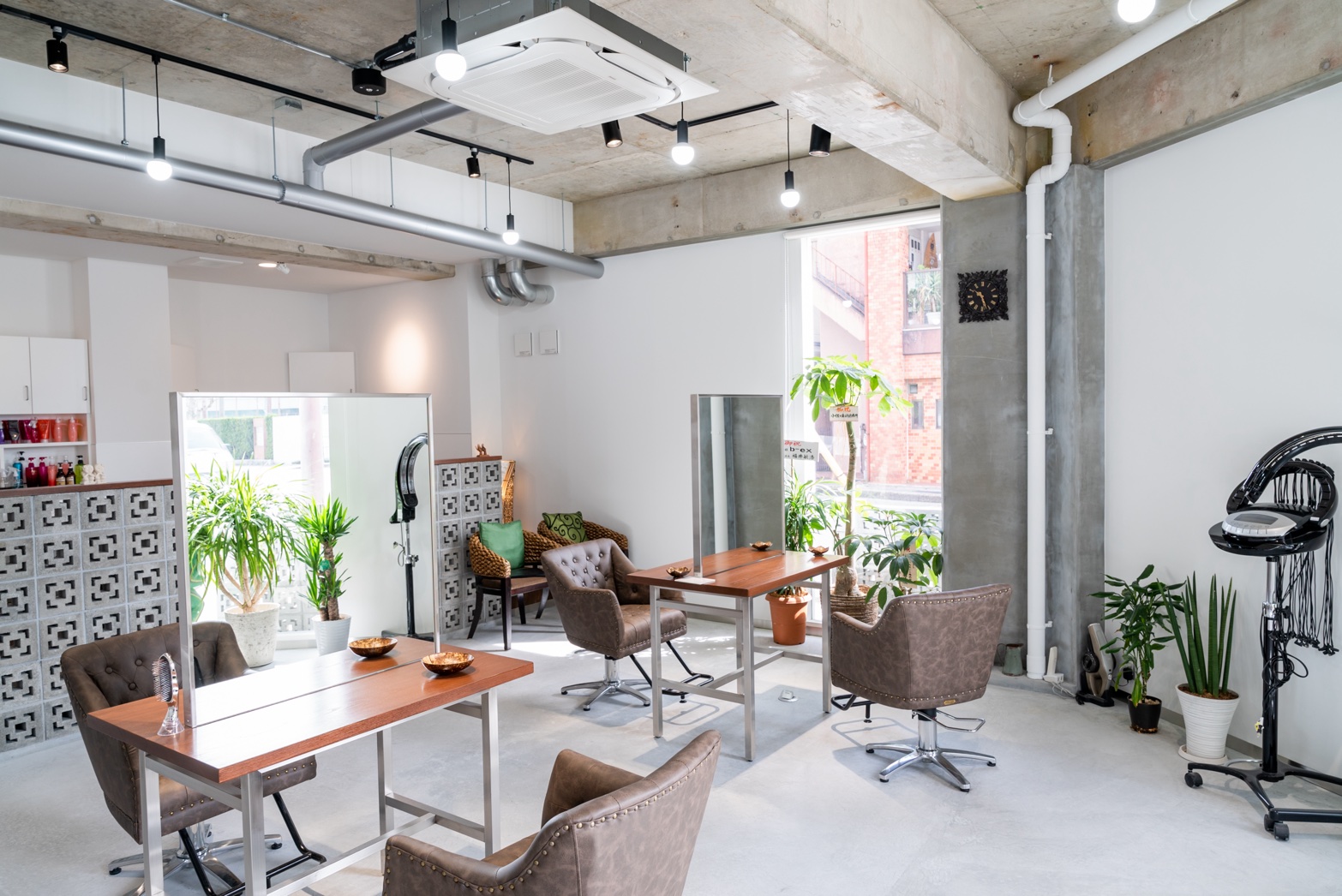 【北山】≪社会保険完備≫≪マンツーマン／掛け持ちスタイルが選べるサロン≫≪カットカラー2時間半枠≫≪年末年始休暇あり≫客単価13000円と高単価なので、数をこなさずとも売上を作ることができます。「HAIR RESORT MAJU（ヘアリゾートマジュ）」からスタイリスト（美容師）の求人★☆