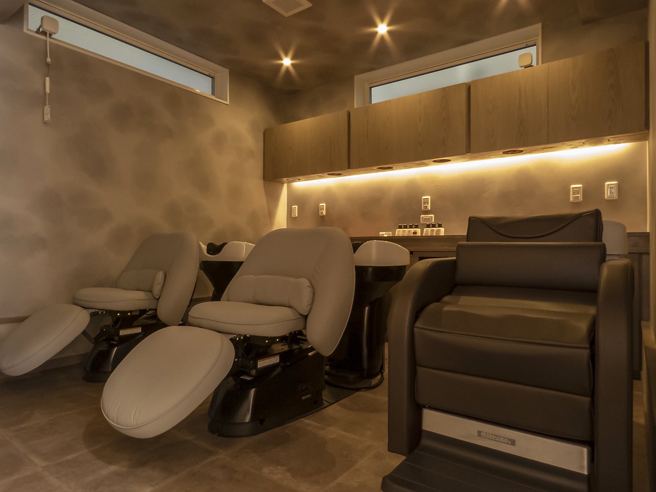 【星田】≪産休育休実績あり≫≪土日休み月2回までOK≫≪19時までに退勤可能≫≪社会保険完備≫≪ブランクのあるママさん美容師も歓迎≫営業時間内レッスン可能！早番遅番の2交代制で勤務ができる！アイラッシュの技術が出来る方は美容師と兼任可能！地域密着の人気ヘアサロン！「LoreAirl（ロアエイル）」からアシスタント（美容師）の求人☆★