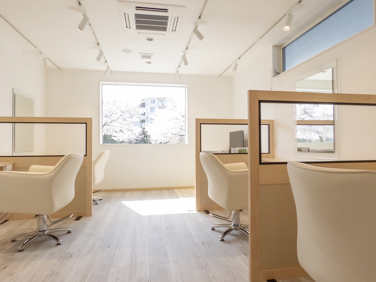 【星田】≪産休育休実績あり≫≪土日休み月2回までOK≫≪19時までに退勤可能≫≪社会保険完備≫≪ブランクのあるママさん美容師も歓迎≫営業時間内レッスン可能！早番遅番の2交代制で勤務ができる！アイラッシュの技術が出来る方は美容師と兼任可能！地域密着の人気ヘアサロン！「LoreAirl（ロアエイル）」からアシスタント（美容師）の求人☆★